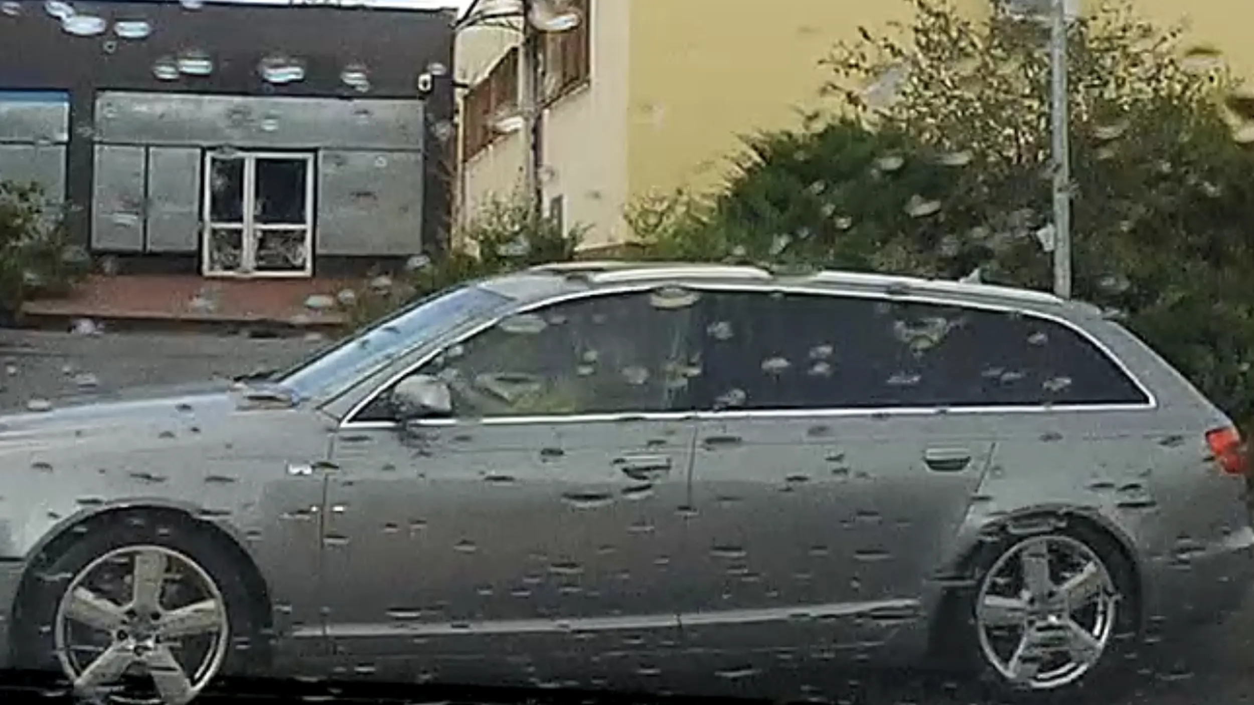 Kierowco, nie przewozimy dzieci na kolanach za kierownicą.