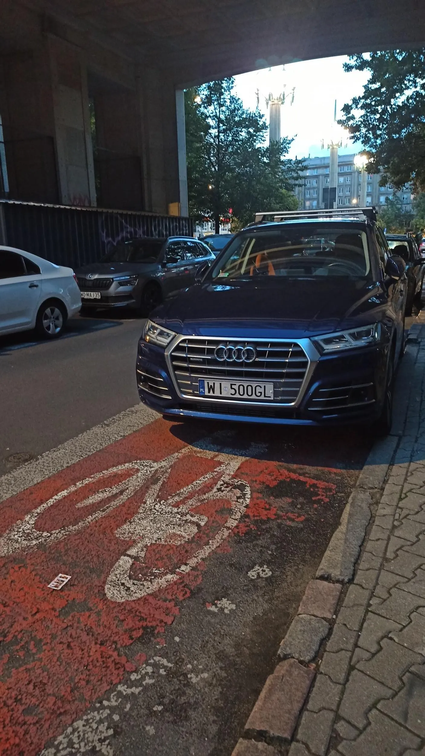 Komuś pomylił się parking że ścieżką rowerową. Tuż obok są dwa płatne parkingi, więc Polak potrafi