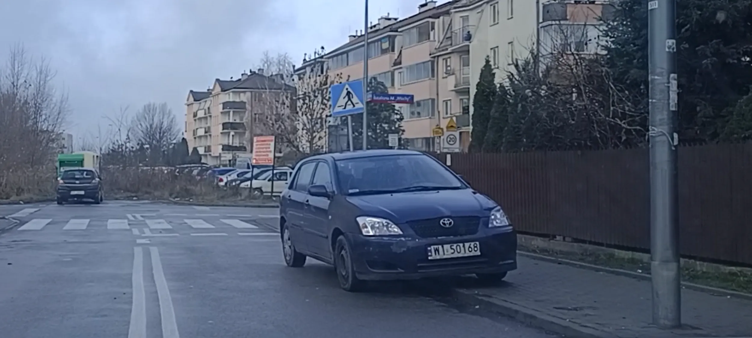 Wrak po wypadku stoi 2m od przejścia dla pieszych