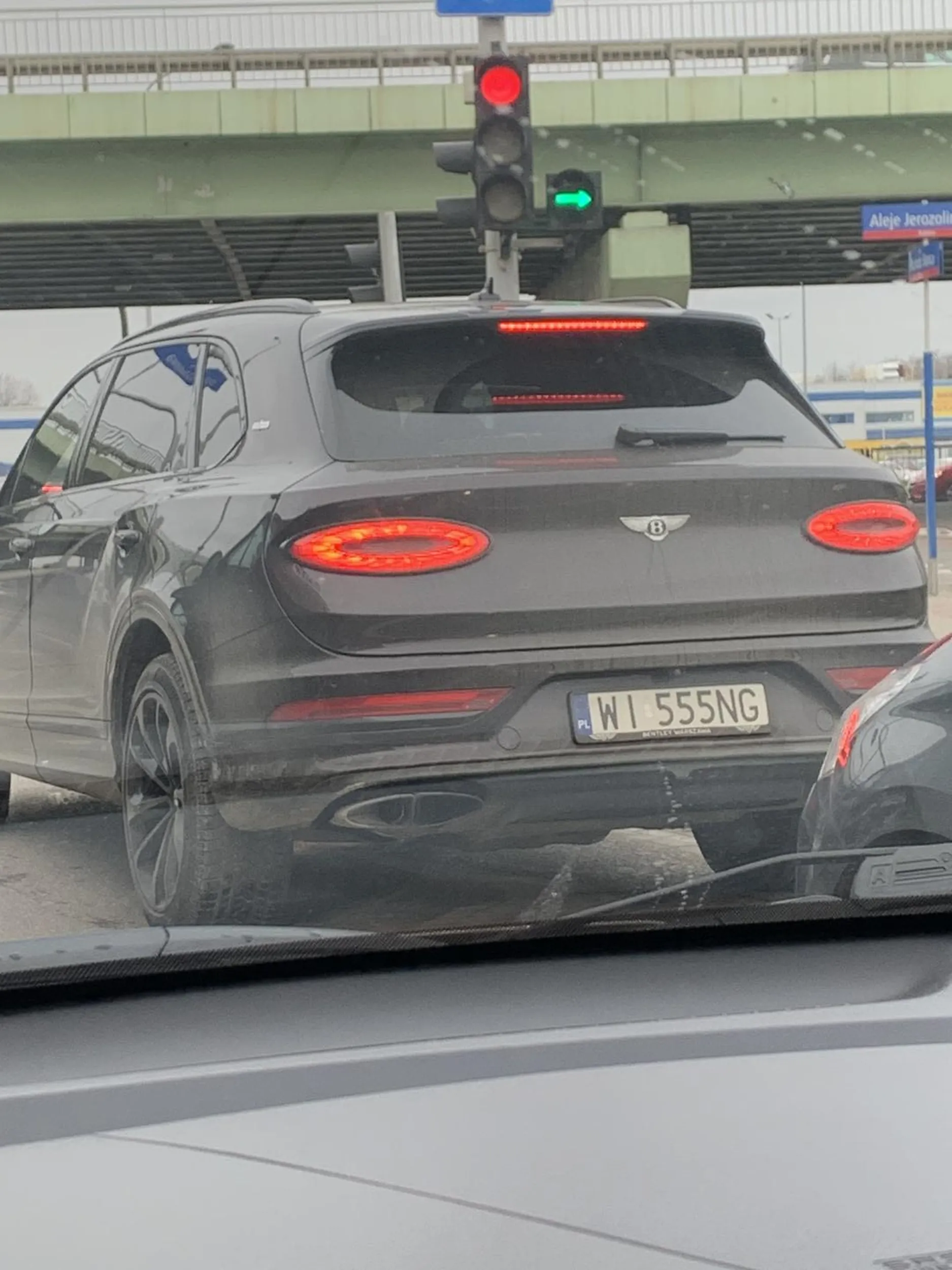 Gruby kierowca bentleya po zwyzywaniu ludzi którym zastawił drogę, z pasa do jazy w prawo skręcił w lewo, zajeżdżając drogę jadącym na wprost.