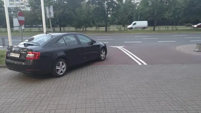 Miszczunio pod wieloma względami:) to auto jest zaparkowane, nikogo nie na w środku, właściciel pewno na zakupkach w Media Ostrobramska