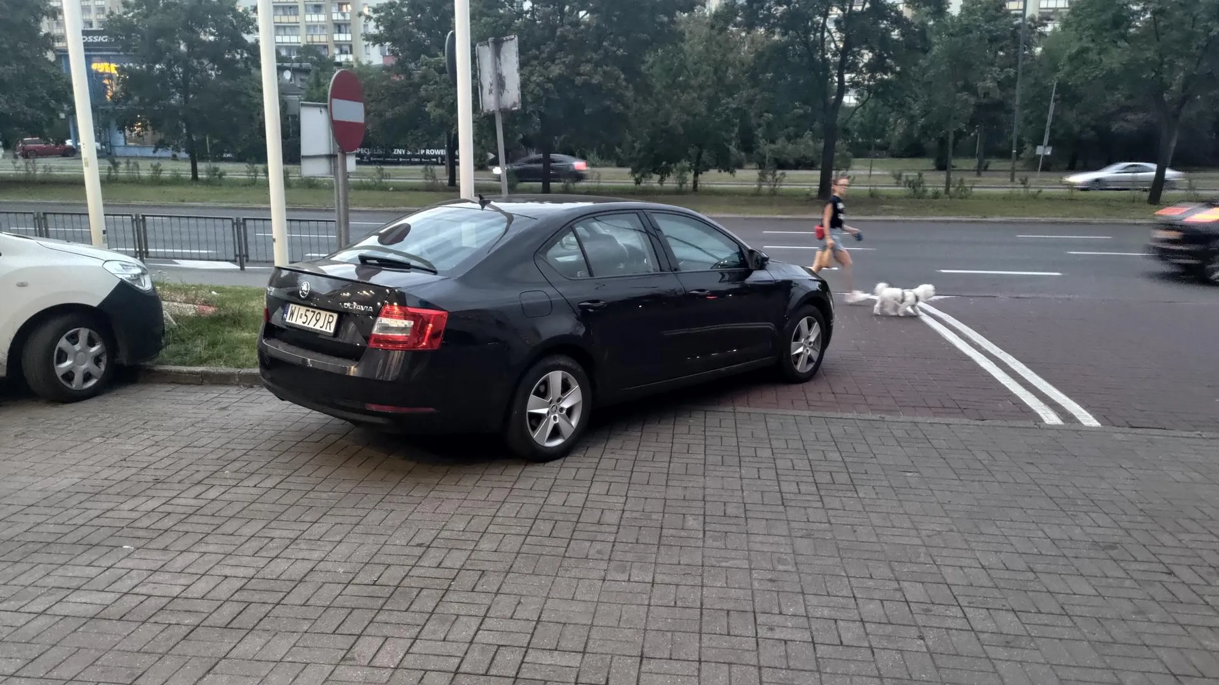 Miszczunio pod wieloma względami:) to auto jest zaparkowane, nikogo nie na w środku, właściciel pewno na zakupkach w Media Ostrobramska