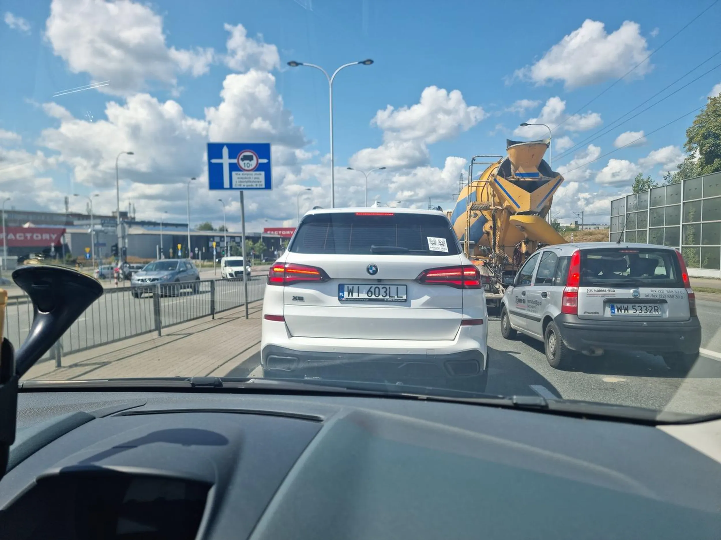 Typowy posiadacz bmw, slalom po pasach, brak używania kierunkow. Ha tfu petku