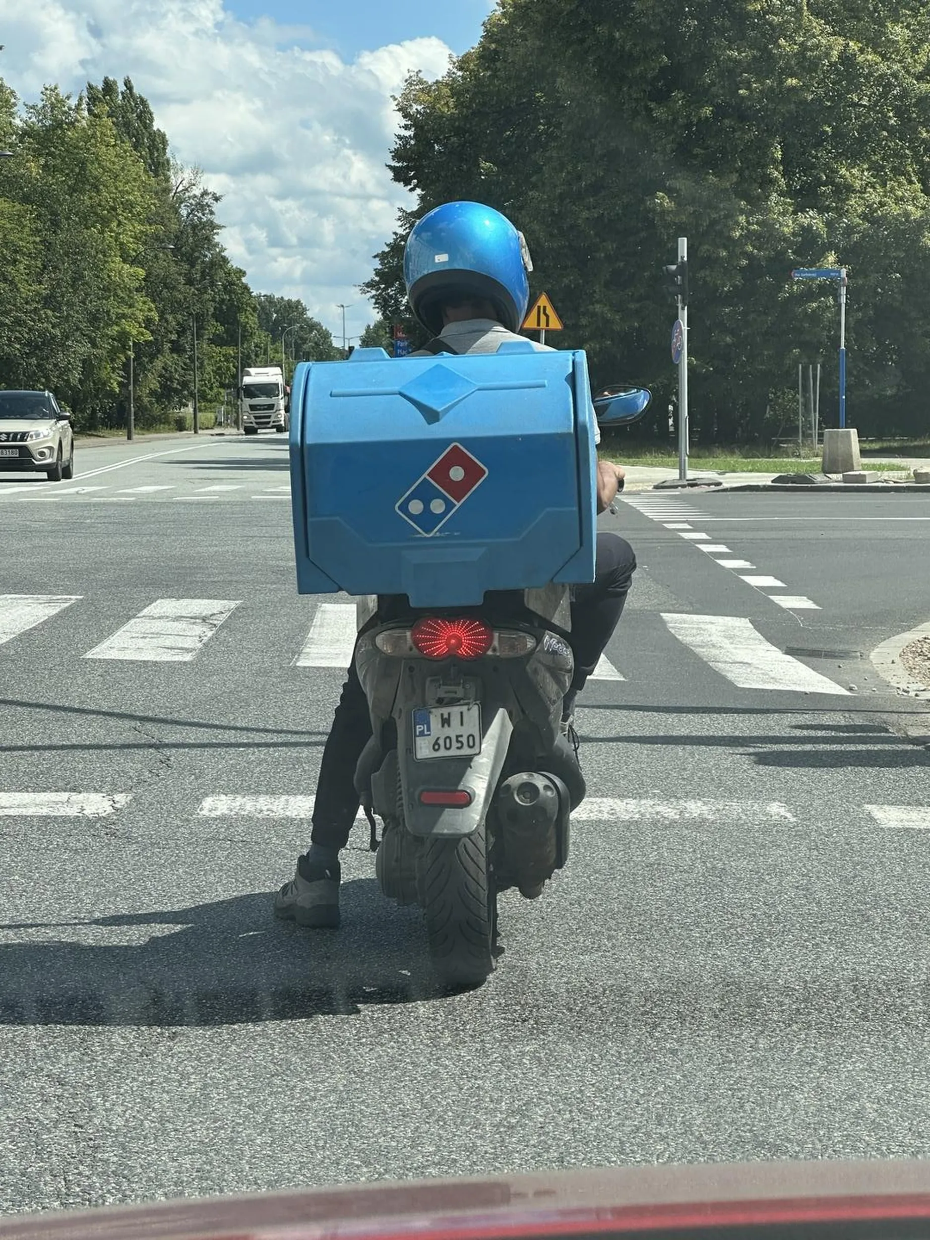 Wysokiej klasy kaskader sadysta i miłośnik włoszczyzny omija stojący na przejściu samochód przepuszczający pieszego w Warszawie