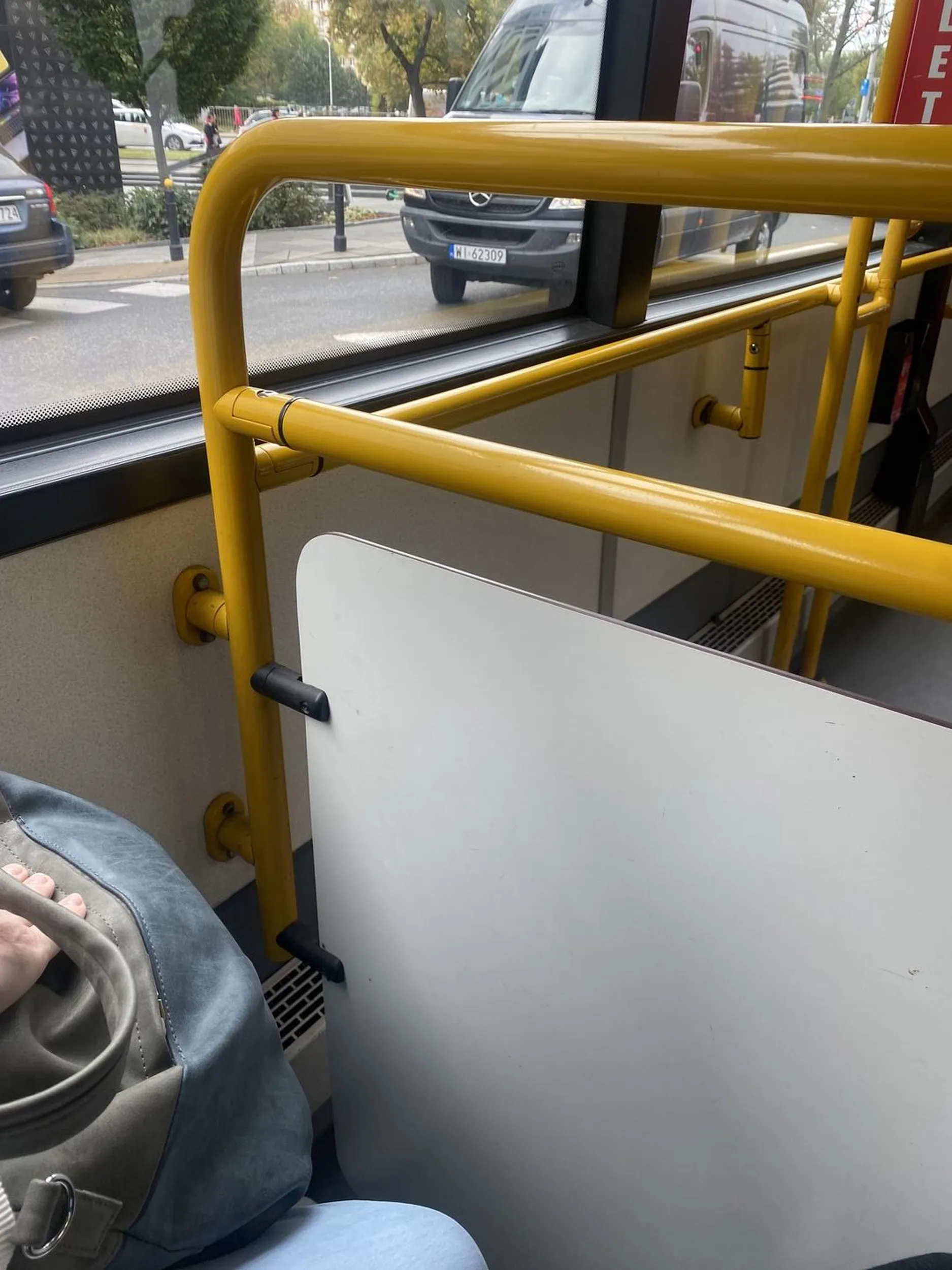 Pan zatrzymał się na poboczu przy Placu Unii Lubelskiej, by pomóc staruszce, która się przewróciła. Więcej takich ludzi!