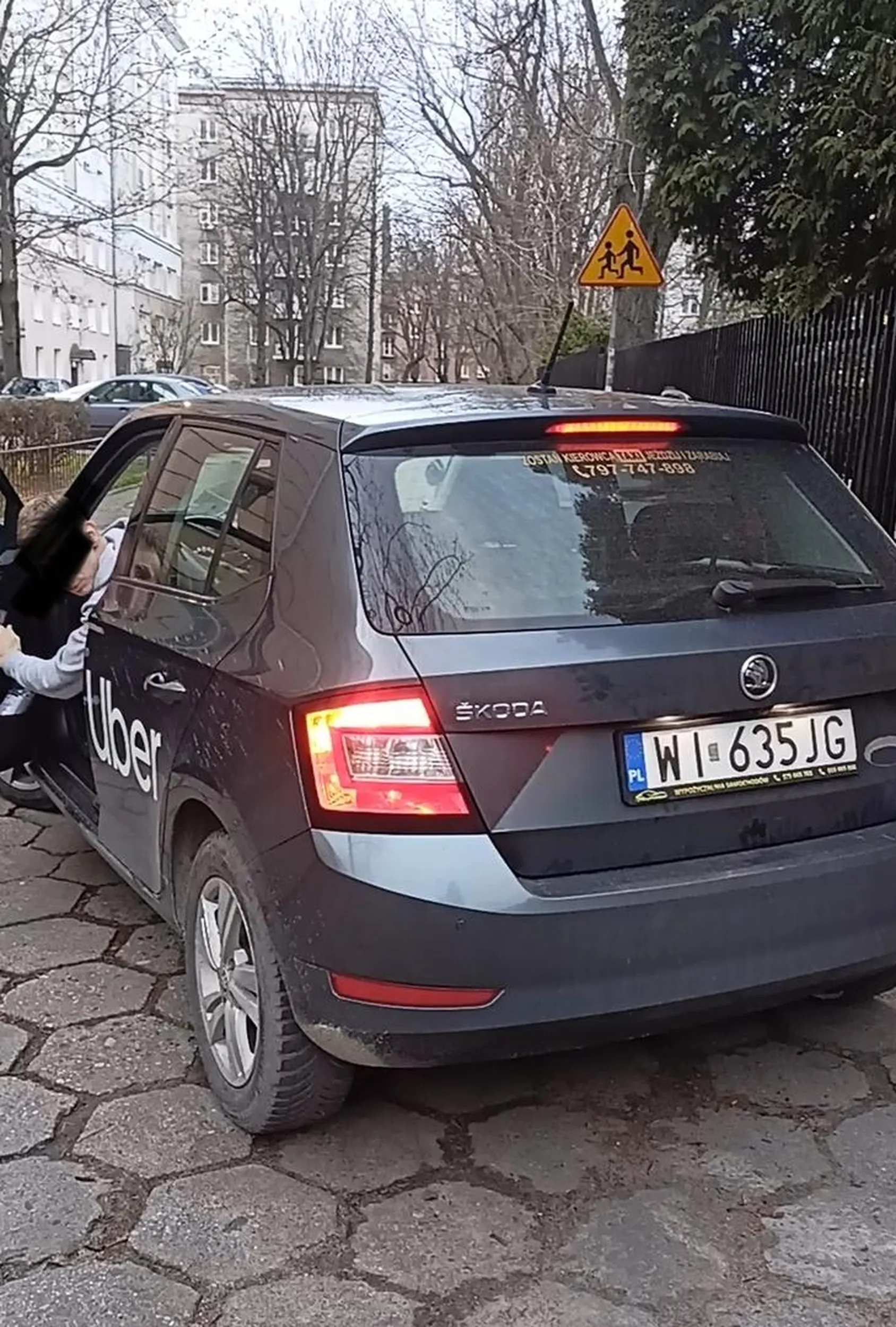 Pan zaparkował pod przedszkolem i cofał auto wprost na rower i stojących przed furtką ludzi z dziećmi. Na zwróconą uwagę zareagował w sposób chamski.