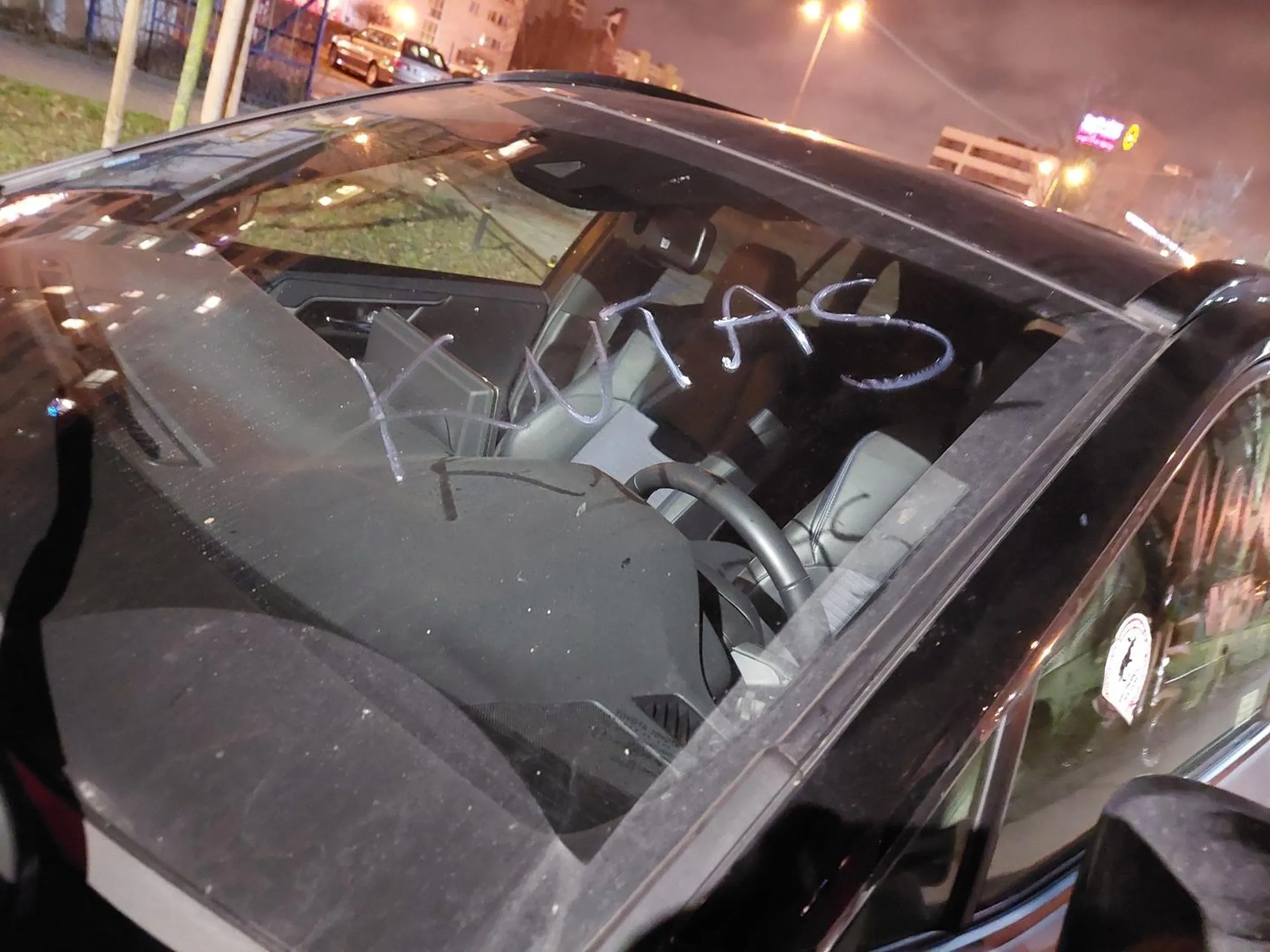 Zaparkowal tak, ze jedynym sposobem na ominiecie go jest przejazd po trawniku