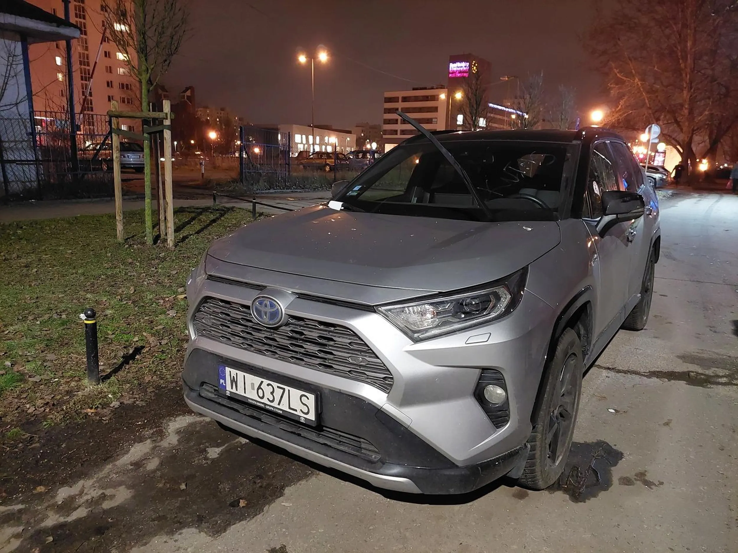 Zaparkowal tak, ze jedynym sposobem na ominiecie go jest przejazd po trawniku