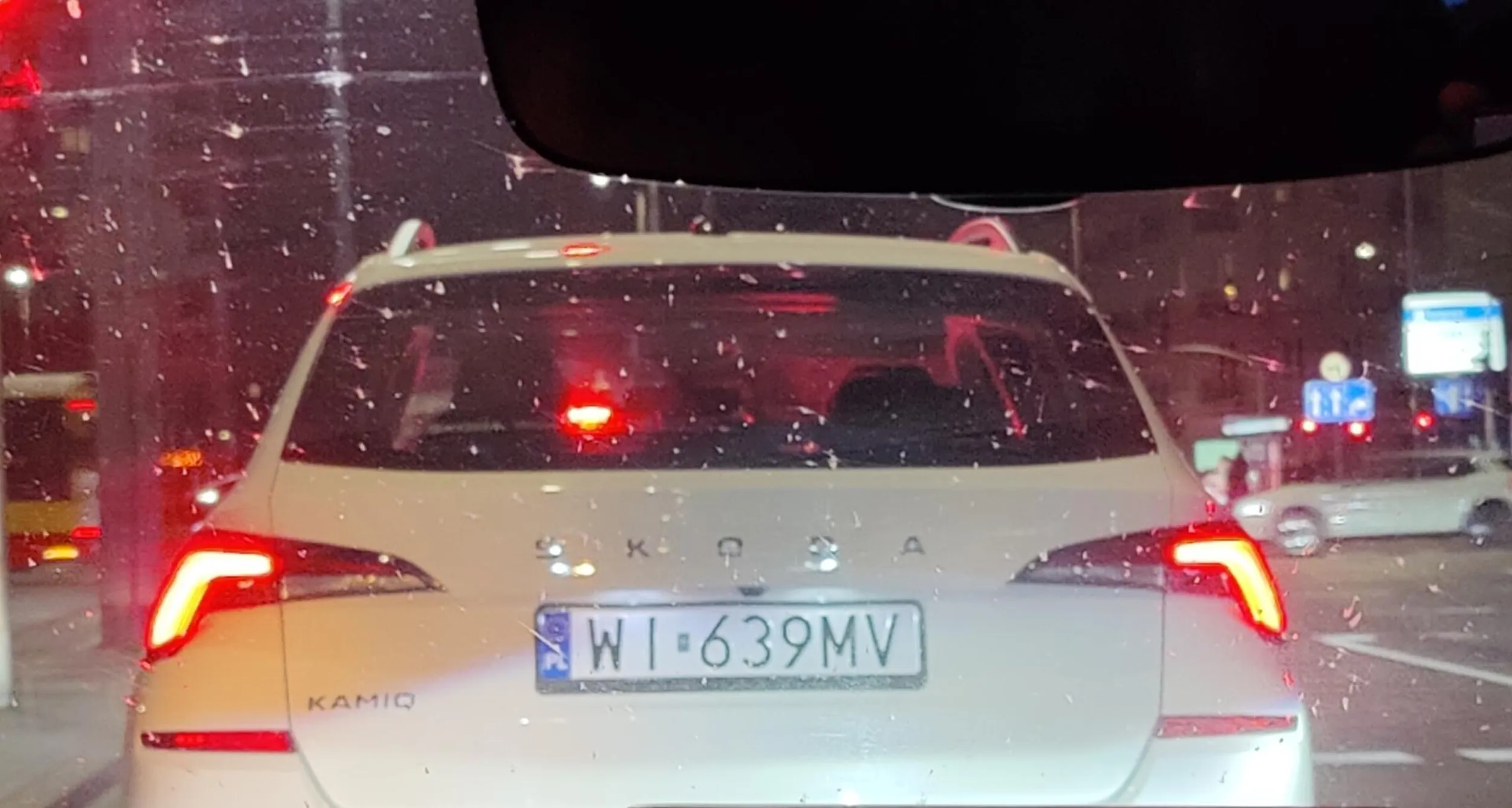 Kretyn z białej skody nie jest nauczony kultury na drodze.