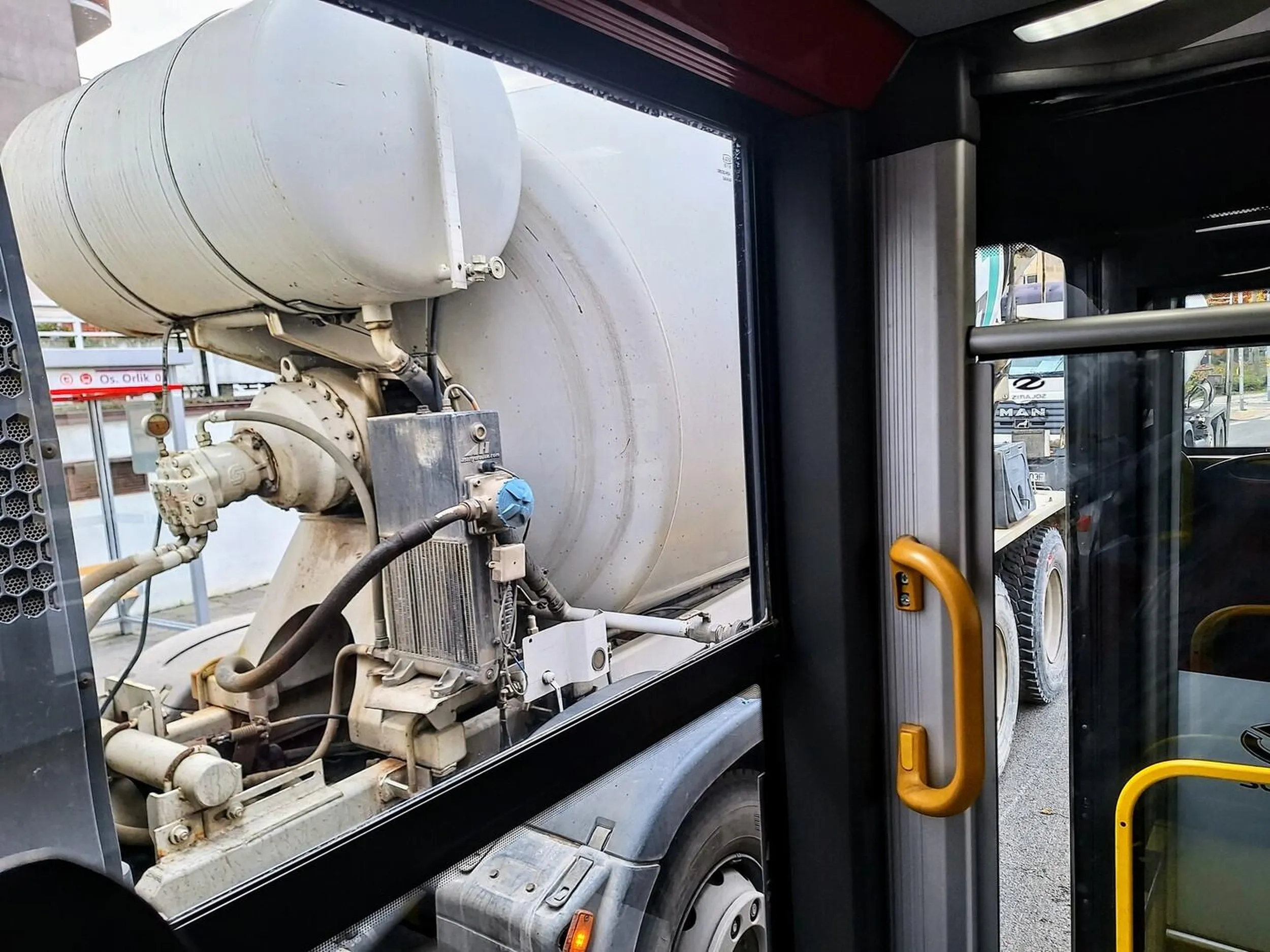 „Mistrzowskie” parkowanie (wraz z dwoma kolegami z branży) w zatoce czynnego przystanku autobusowego, wymuszające na kierowcy autobusu obsługę przystanku z prawego pasa jezdni i wsiadanie/wysiadanie pasażerów pomiędzy trzema samochodami ciężarowymi. „Szczęśliwie”, nie było na przystanku ani w autobusie osoby z wózkiem lub na wózku. Warszawa, przystanek „Os. Orlik 01” (Gocław), 28 października 2023, godzina 12:30.