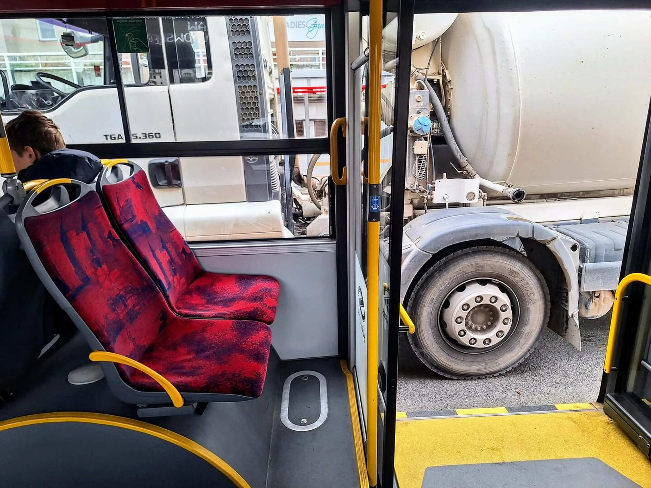 „Mistrzowskie” parkowanie (wraz z dwoma kolegami z branży) w zatoce czynnego przystanku autobusowego, wymuszające na kierowcy autobusu obsługę przystanku z prawego pasa jezdni i wsiadanie/wysiadanie pasażerów pomiędzy trzema samochodami ciężarowymi. „Szczęśliwie”, nie było na przystanku ani w autobusie osoby z wózkiem lub na wózku. Warszawa, przystanek „Os. Orlik 01” (Gocław), 28 października 2023, godzina 12:30.