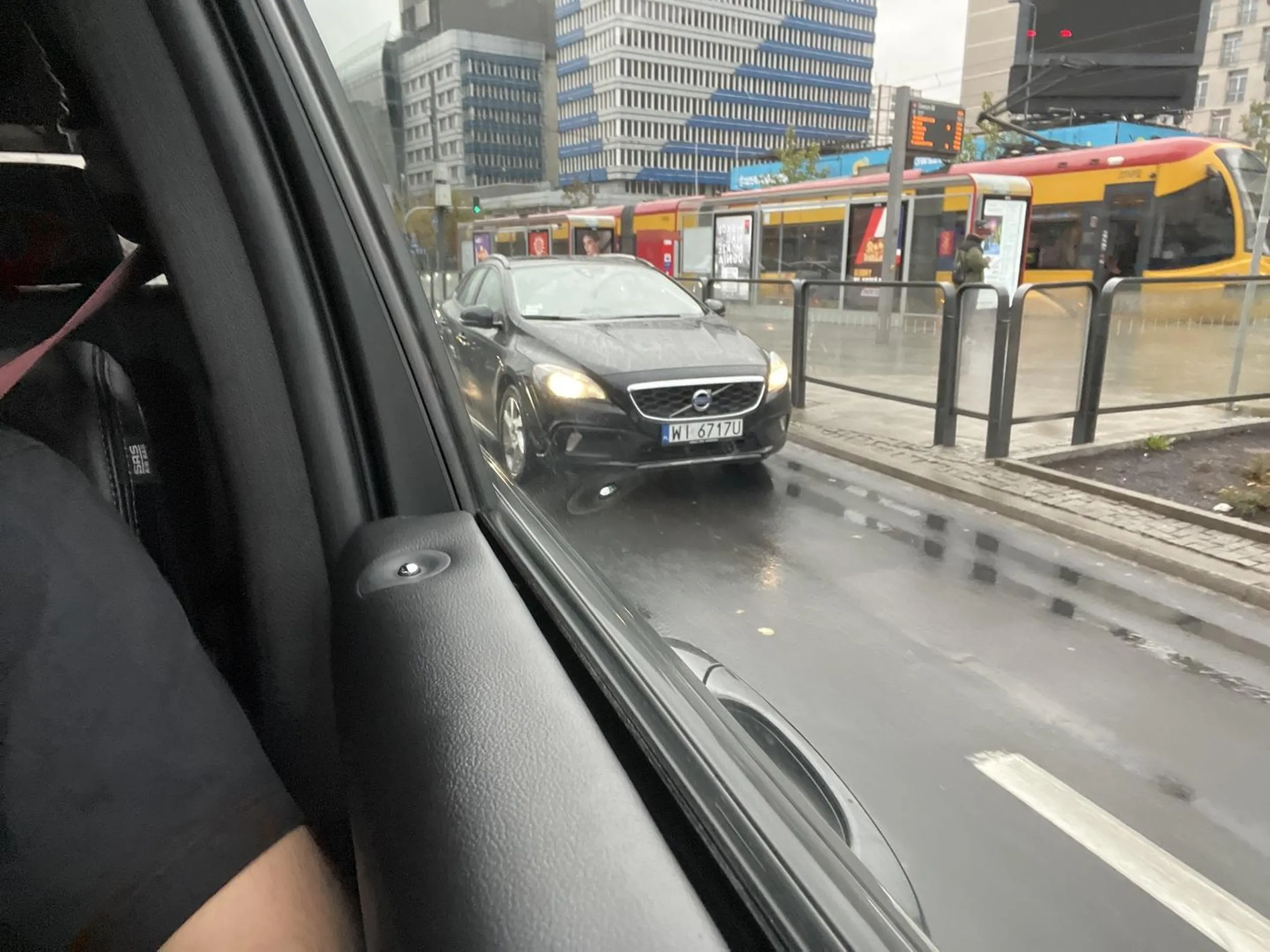 Jak sie wymusza pierwszenstwo to sie przeprasza a nie leci z ryjem ;)