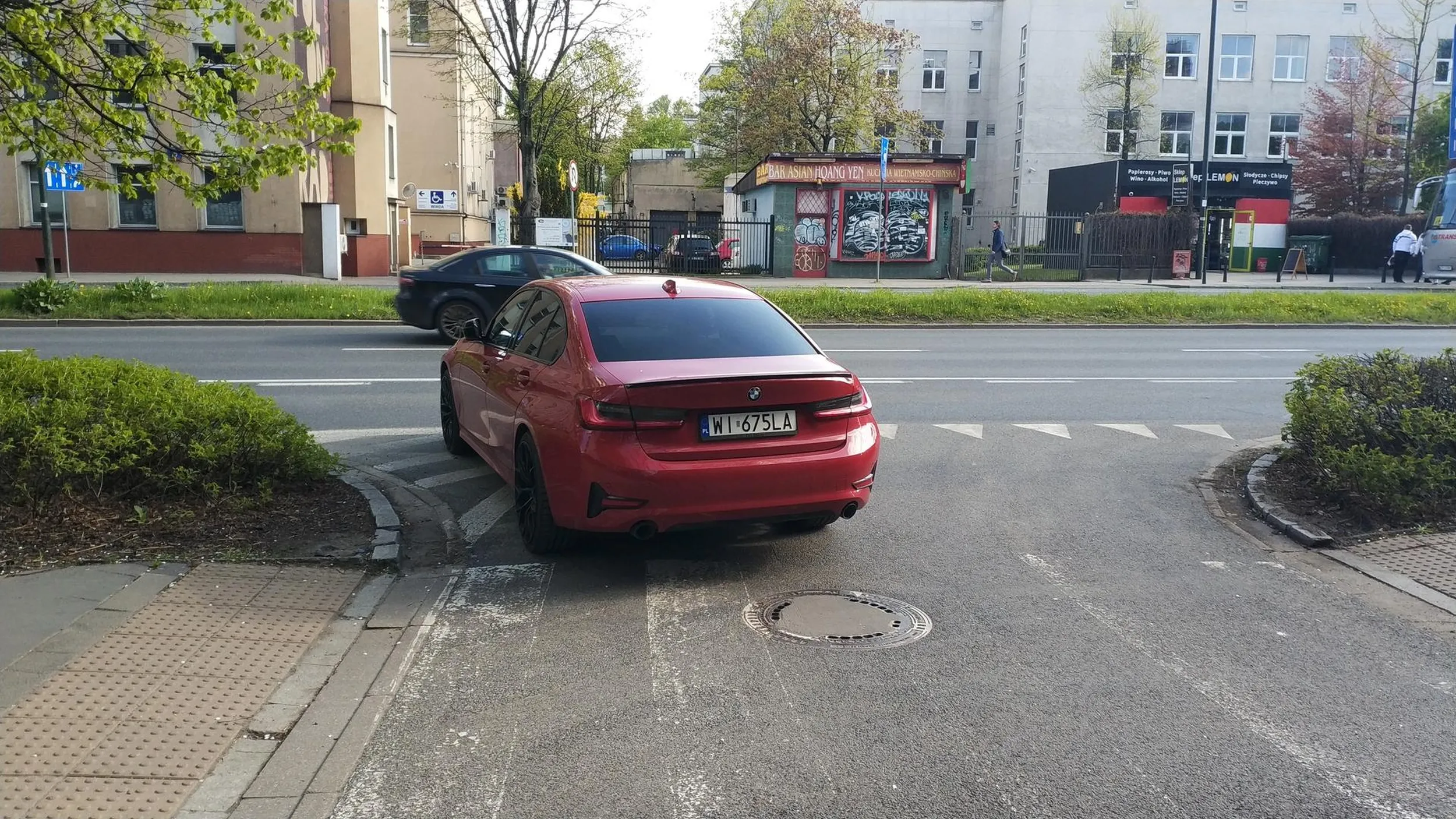 Parkuje na skrzyżowaniu i przejściu dla pieszych. 28.04.2023 ulica Glogera w Warszawie.