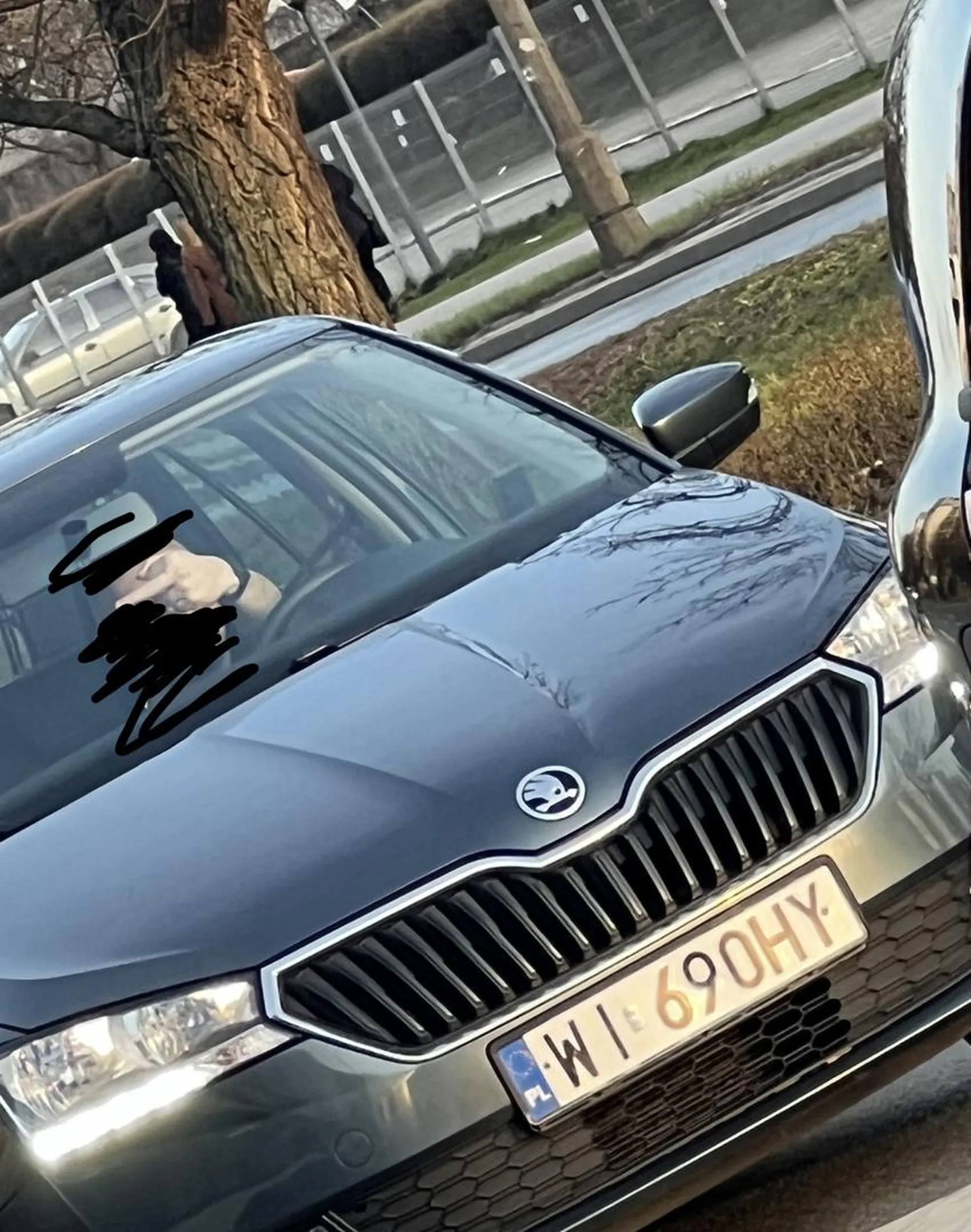 Imbecyl stoi na srodku przystanku a po zwróceniu uwagi odjeżdża i pokazuje takie gesty. Najpewniej uber/bolt i kierowca zza wschodniej granicy