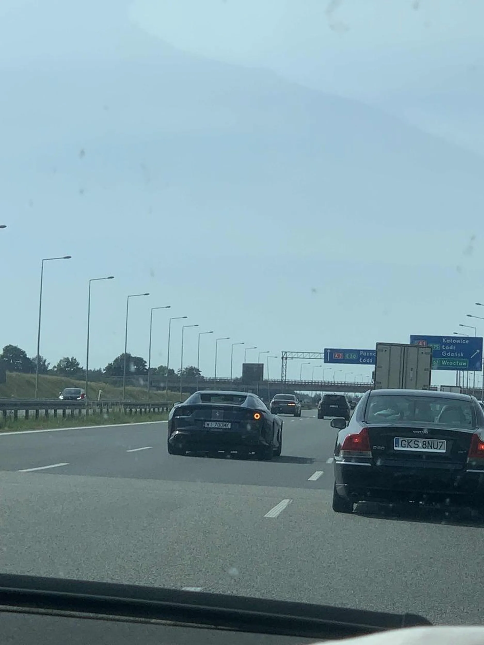 Burak!!!! Zajechal droge a jak go wyprzedzałam to pokazał środkowy palec. Samochód za głośny i nieekologiczny powinni zakazać takich badziejstw?