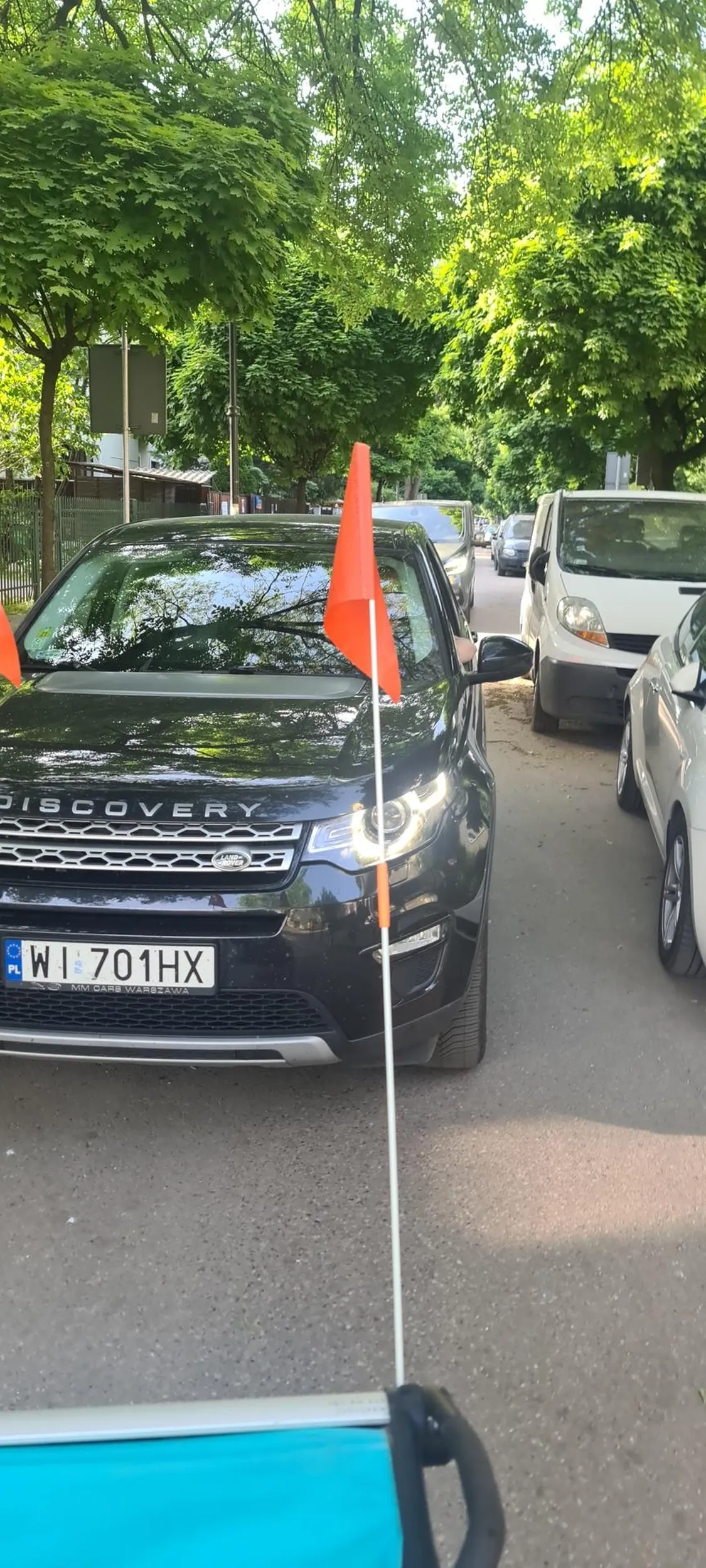 Wyjatkowo niedowartosciowany gosc. Nie moze zrozumiec ze nie da sie wyprzedzic roweru na waskiej ulicy i fakt jechania 20s za rowerem 20km/h spowodowal ze ciagle ponosil obroty  a nakoncu pokazal jak go zycie skrzywdzilo i rodzice wychowali.