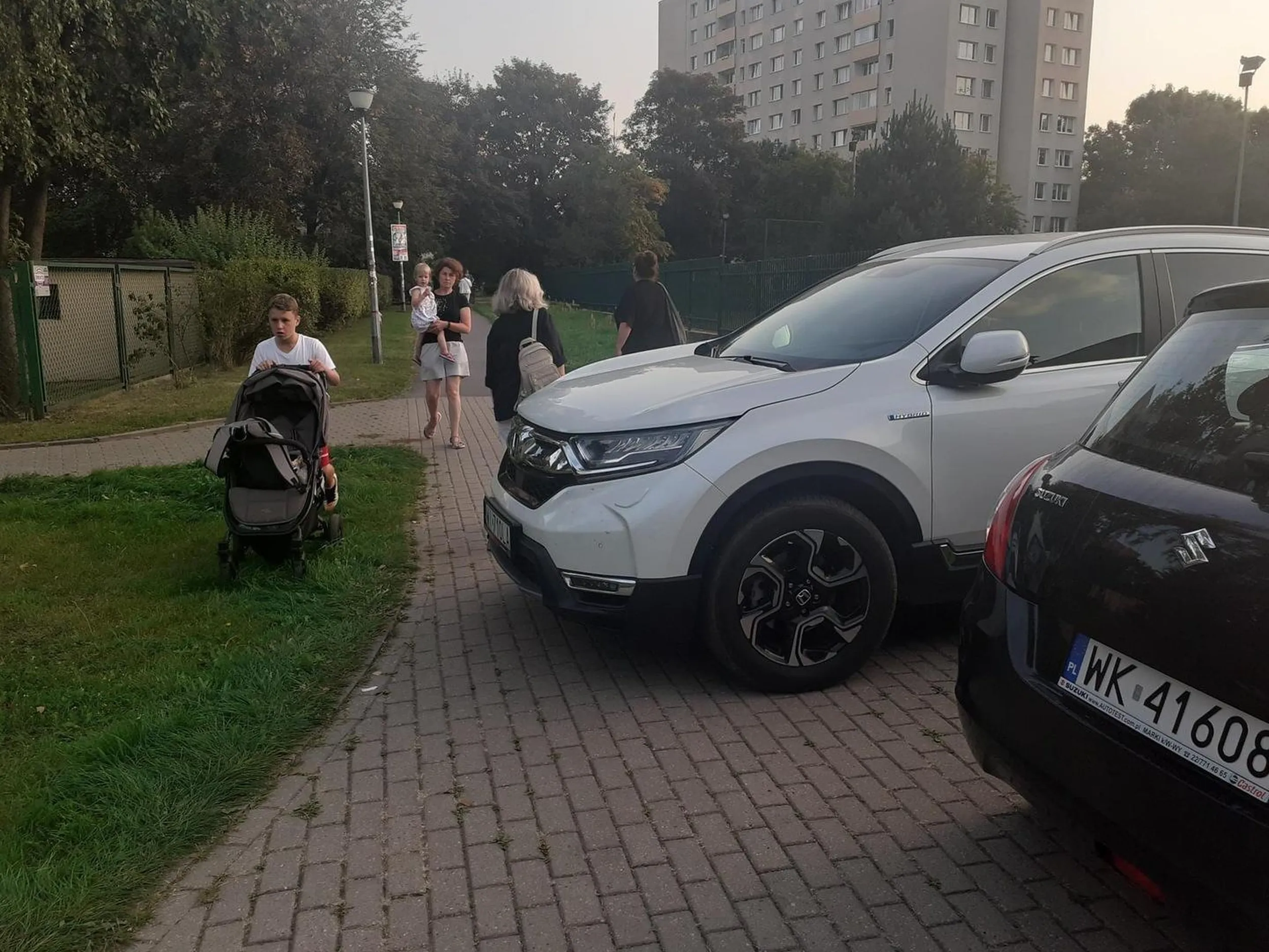 Auto blokuje chodnik