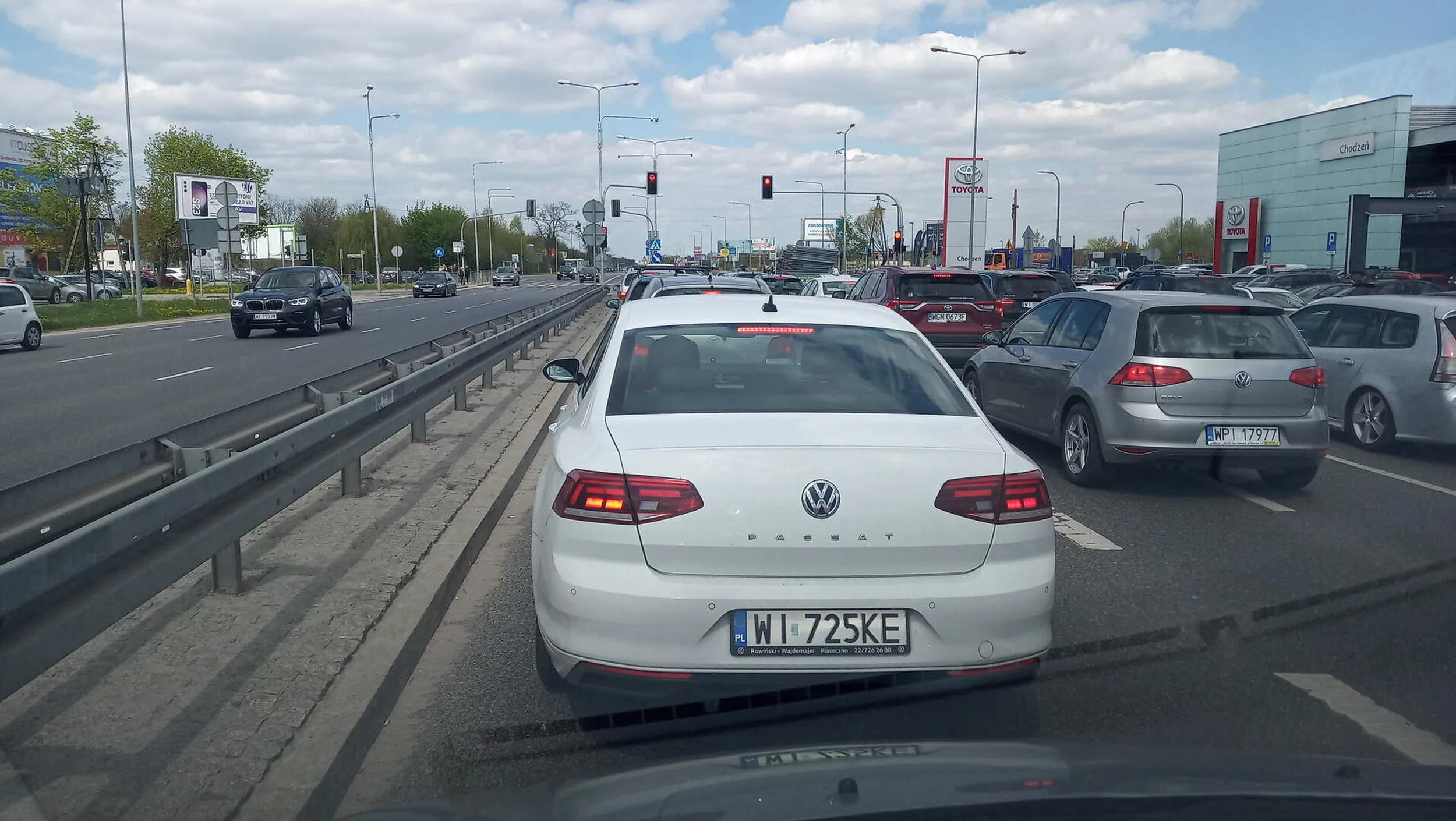 Wyrzuca niedopałki za okno śmieciarz...