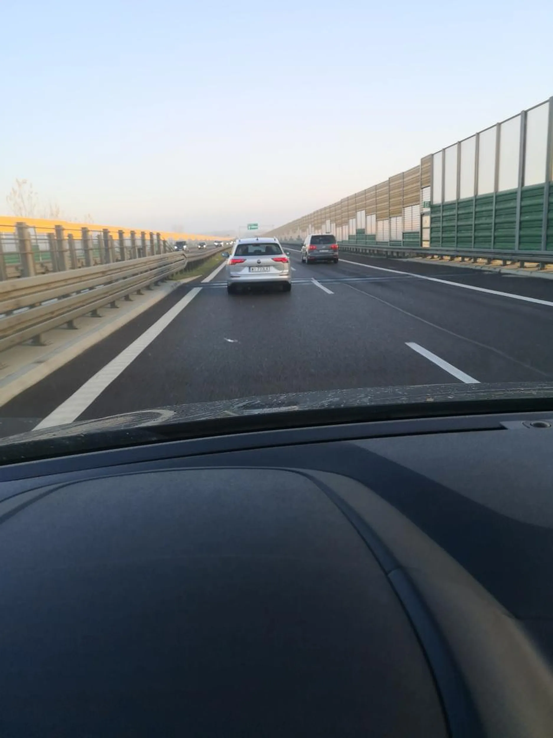 Uwaga na tego kierowcę. Jeździ na zderzak na drodze szybkiego ruchu, a później blokuję lewy pas i przyspiesza jeśli próbuje się wyprzedzić prawym.