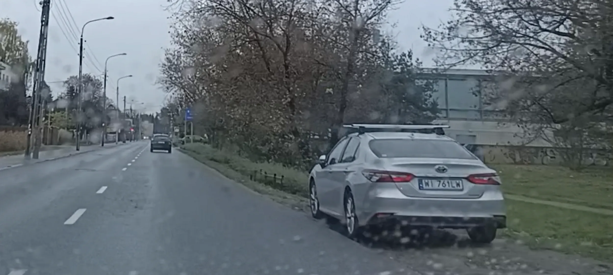 Zaparkował na trawie i na prawo gdzieś, bo wygrała Platforma i już nie trzeba się bać mandatów i kar.