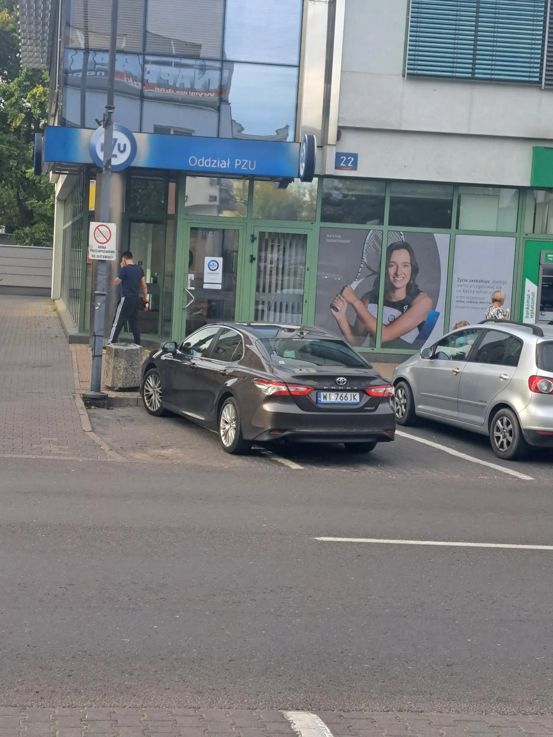 Nie polecam Pani, która tak zaparkowała