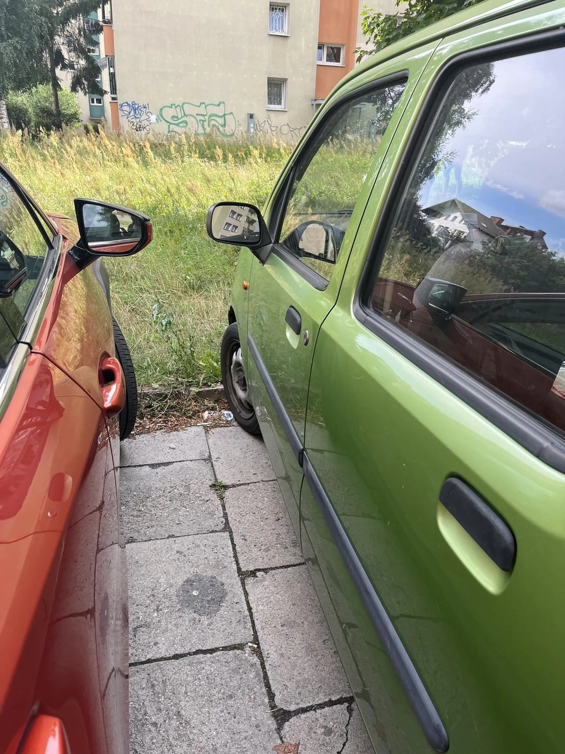 Zaparkowała jak na zdjęciu i uznała, że otwarcie drzwi kierowcy to dobry pomysł. Ostrzegam, bo po bliższym przyjrzeniu się widać, że walenie w coś drzwiami to jej specjalność (załączam dowód :)). Szkoda, bo do dziś miałem cały lakier w stanie idealnym.