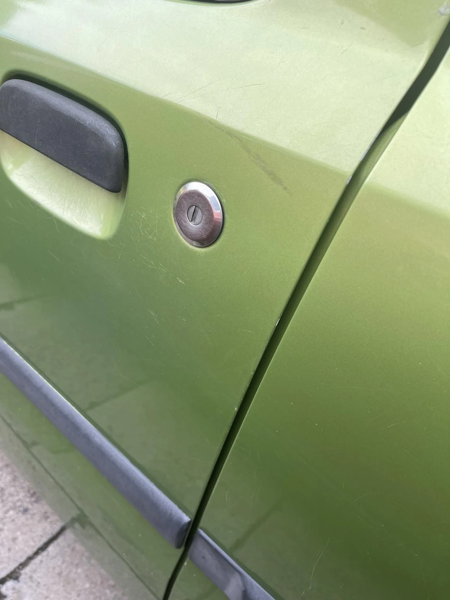 Zaparkowała jak na zdjęciu i uznała, że otwarcie drzwi kierowcy to dobry pomysł. Ostrzegam, bo po bliższym przyjrzeniu się widać, że walenie w coś drzwiami to jej specjalność (załączam dowód :)). Szkoda, bo do dziś miałem cały lakier w stanie idealnym.