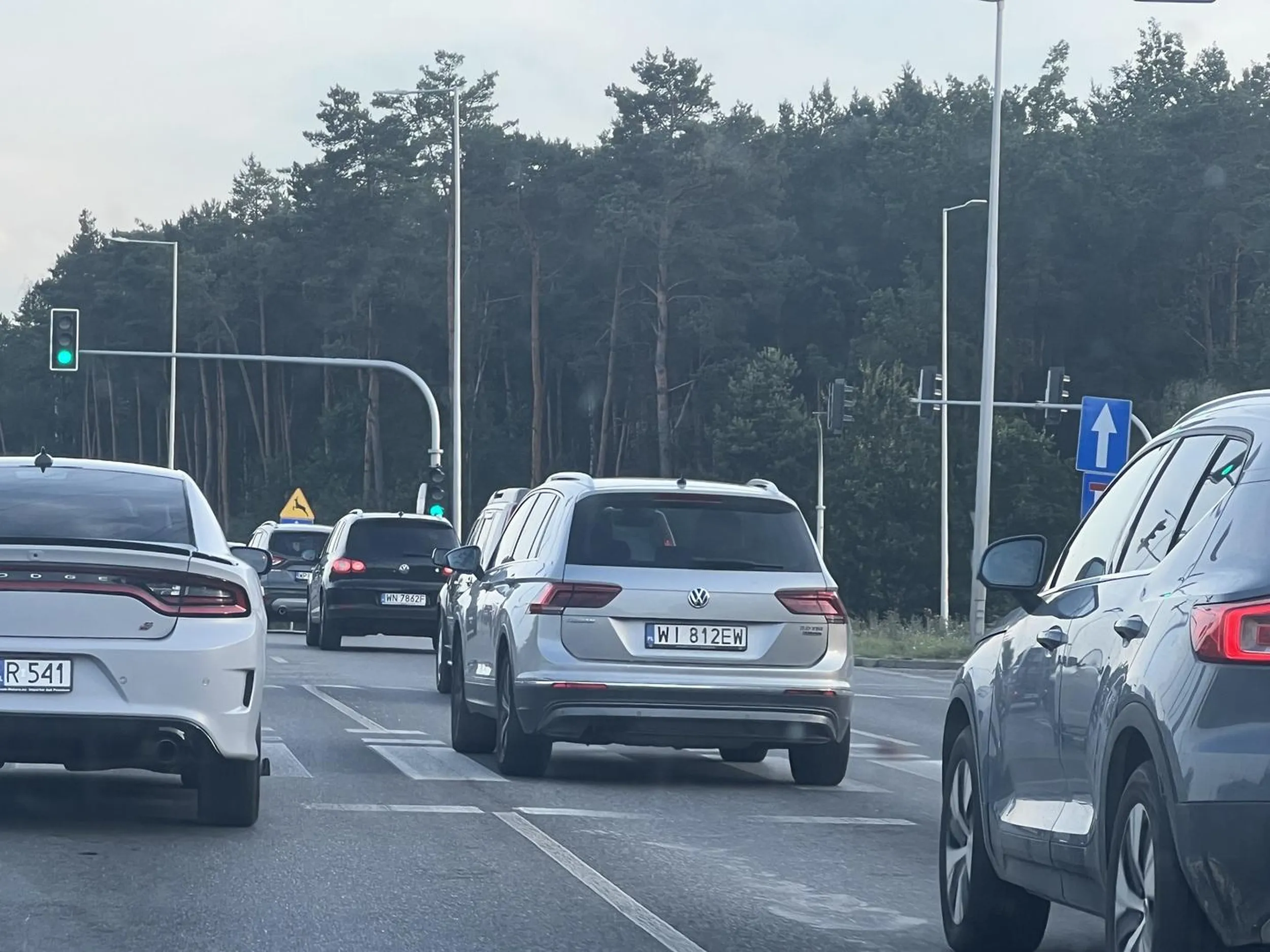 Cwaniaczek na drodze, korek a wszystkich mija i stwarza niebezpieczeństwo na drodze.