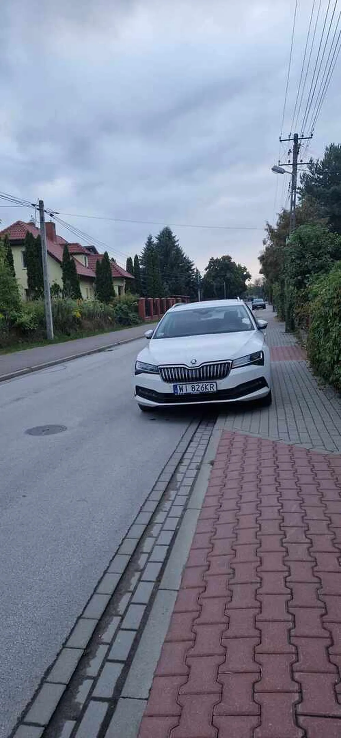 Na ulicy nie ma zakazu zatrzymywania, ale tradycyjnie trzeba się zatrzymać na chodniku. 1.5 metra tu nie ma zostawione.