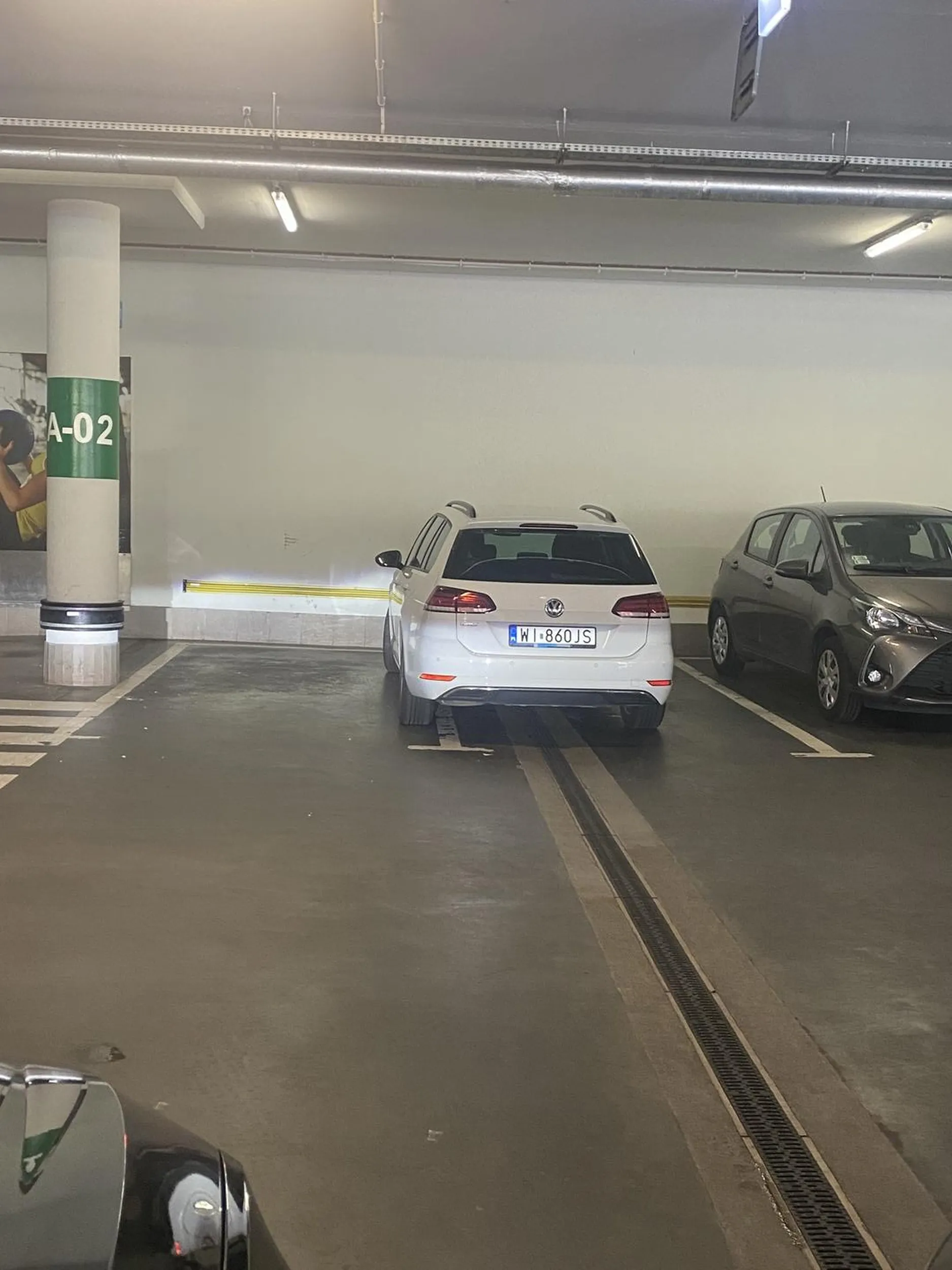 Parkowanie najbliżej drzwi wejściowych w Klifie w Gdyni. Przecież jego biała strzała musi stanąć na 2 miejscach.