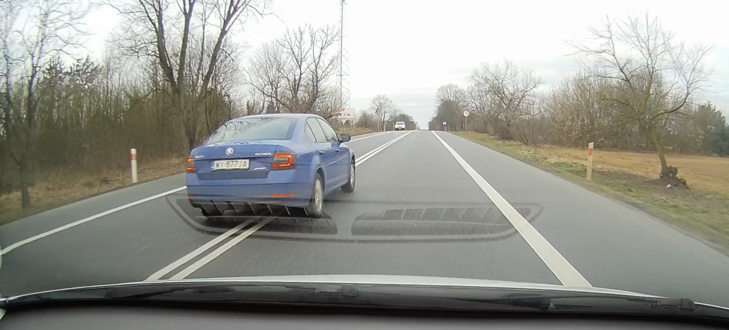 Kierowca jest agresywny, jadąc przepisowo (90km/h) trąbi z tyłu i oślepia kierowców światłami drogowymi. Doprowadza do sytuacji niebezpiecznych poprzez wyprzedzanie na linii ciągłej i idąc przy tym samym na czołówkę z ruchem z na przeciwka.