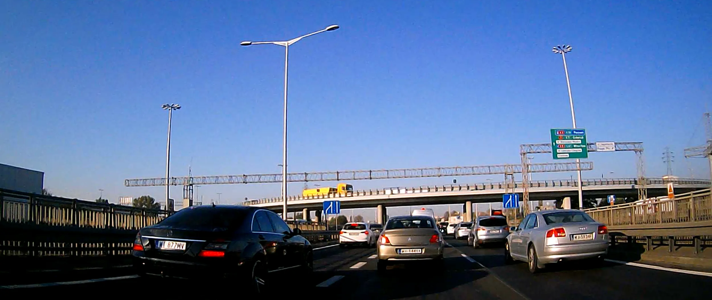 Osobnik zarażony wścieklizną. Nie umie jeździć na suwak (wpieprza się), niewpuszczony reaguje agresją drogową - najpierw drze się w furii, potem jadąc pasem wyłączonym z ruchu próbuje uderzyć we mnie/zepchnąć na prawy pas. Gdy i to mu się nie udaje, zjeżdża na prawy pas, zatrzymuje się blokując ruch, otwiera okno i zaczyna znowu coś wykrzykiwać w furii, na szczęście słuchałem w tym czasie pięknej muzyki i nawet nie wiem co tam piszczał. Albo uciekł z pierdla, albo z psychiatryka, innej opcji nie widzę. Akcja na S8 w Warszawie.