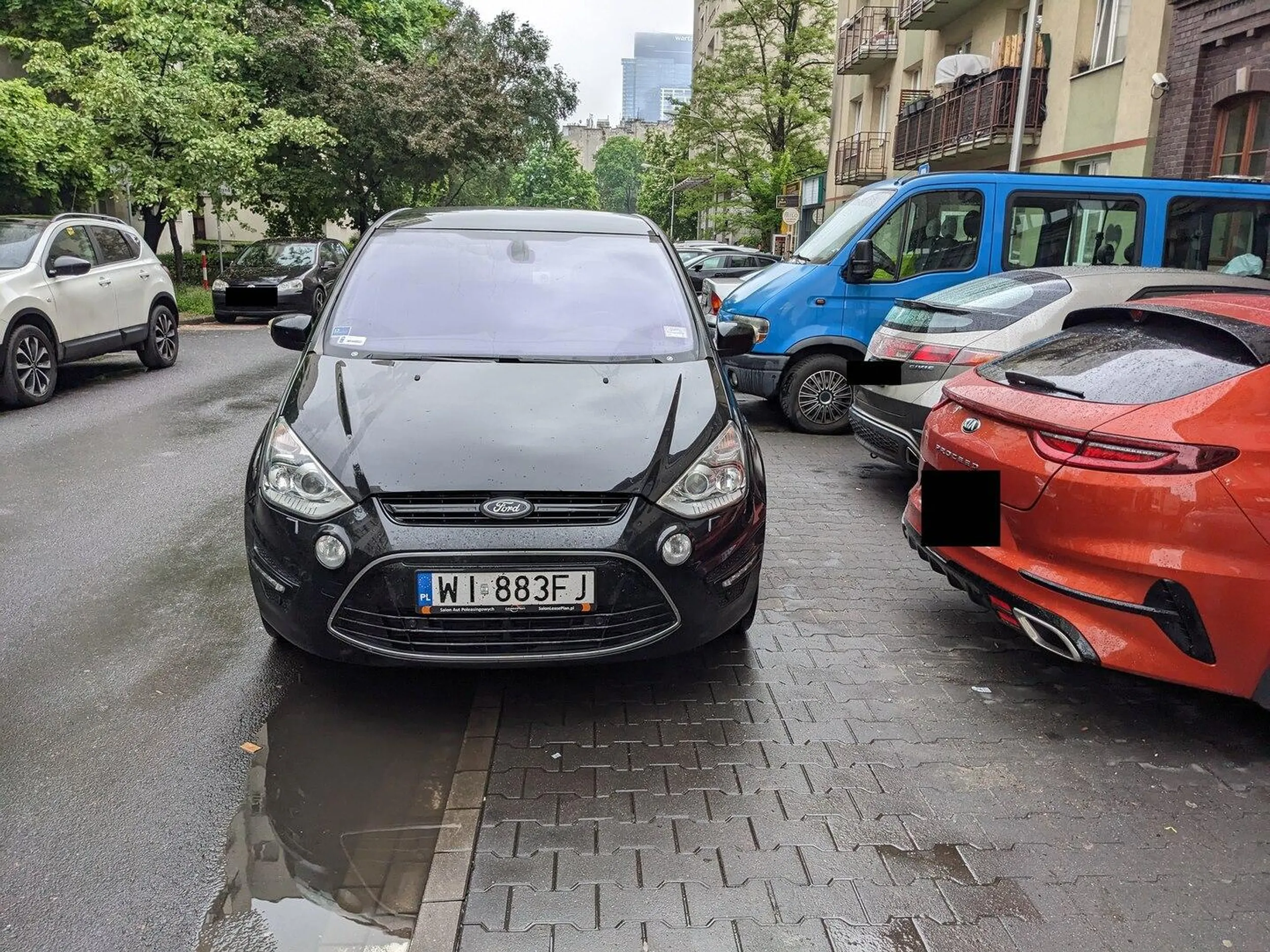 Parkuje zastawiając inne auta, żadnej kartki z numerem telefonu nawet. Trzeba chodzić po okolicznych budynkach i szukać właściciela