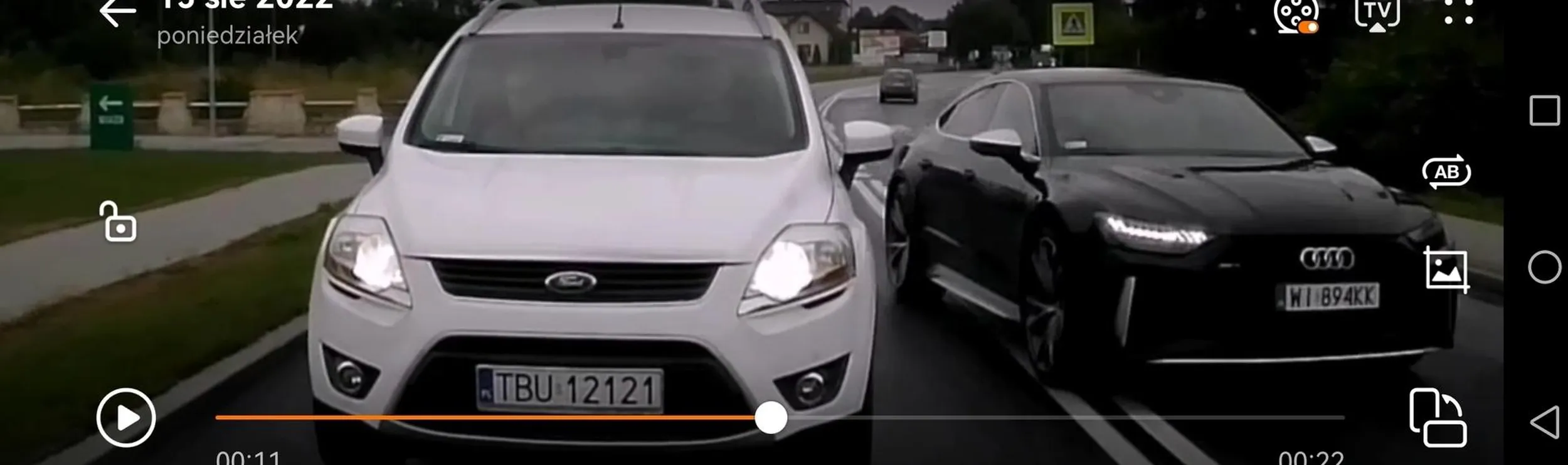 Kierowca za nic ma podwójną linie ciągłom wyprzedza na zakazie