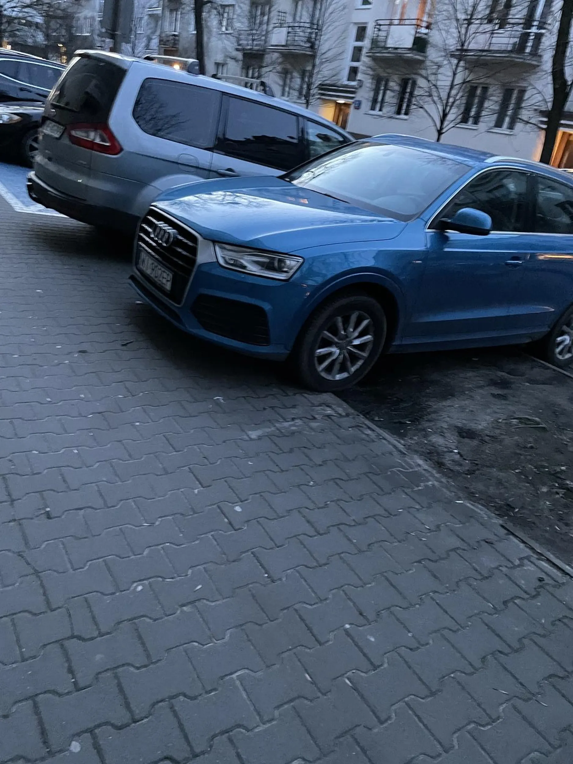 Tak się parkuje. Widzę że już historia tego samochodu jest. Tym razem parkowanie w miejscu gdzie kiedyś był trawnik. Dzięki takim kierowcą już go tam nie będzie