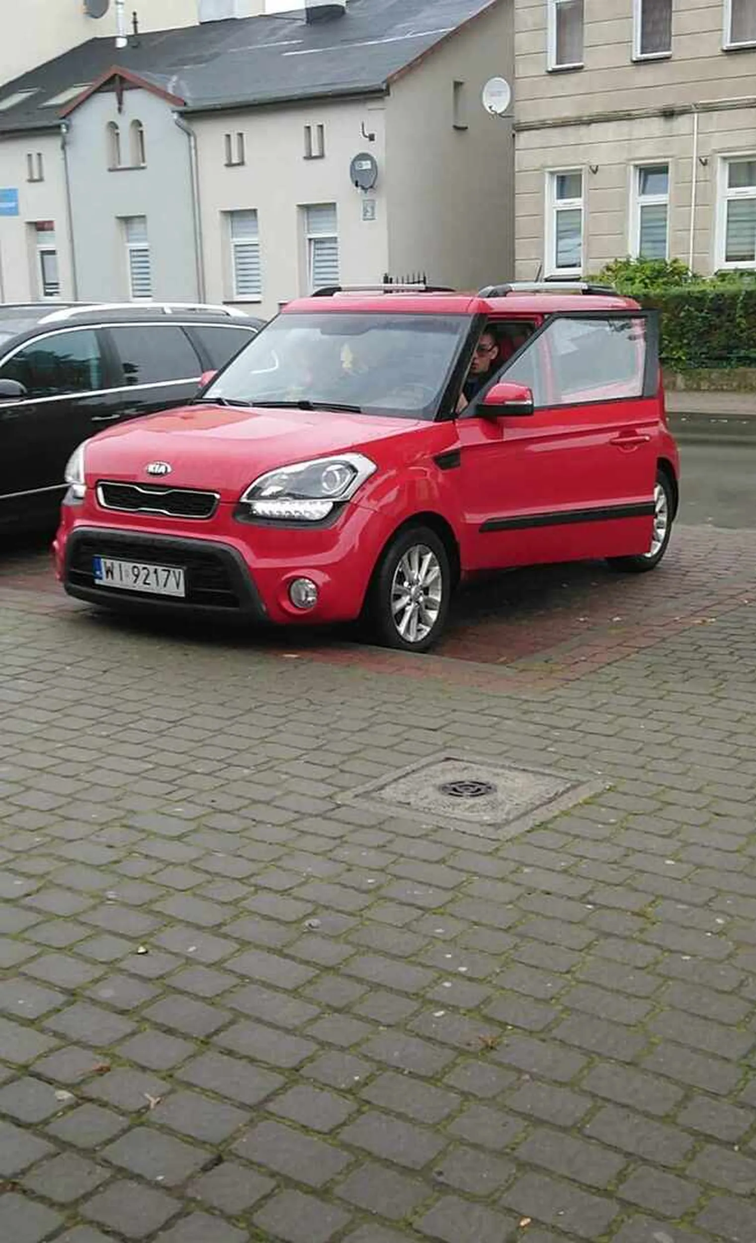 Atak na pracownika, groźby śmierci i rzucanie w sklepie przedmiotami. Bardzo agresywny i psychiczny człowiek.