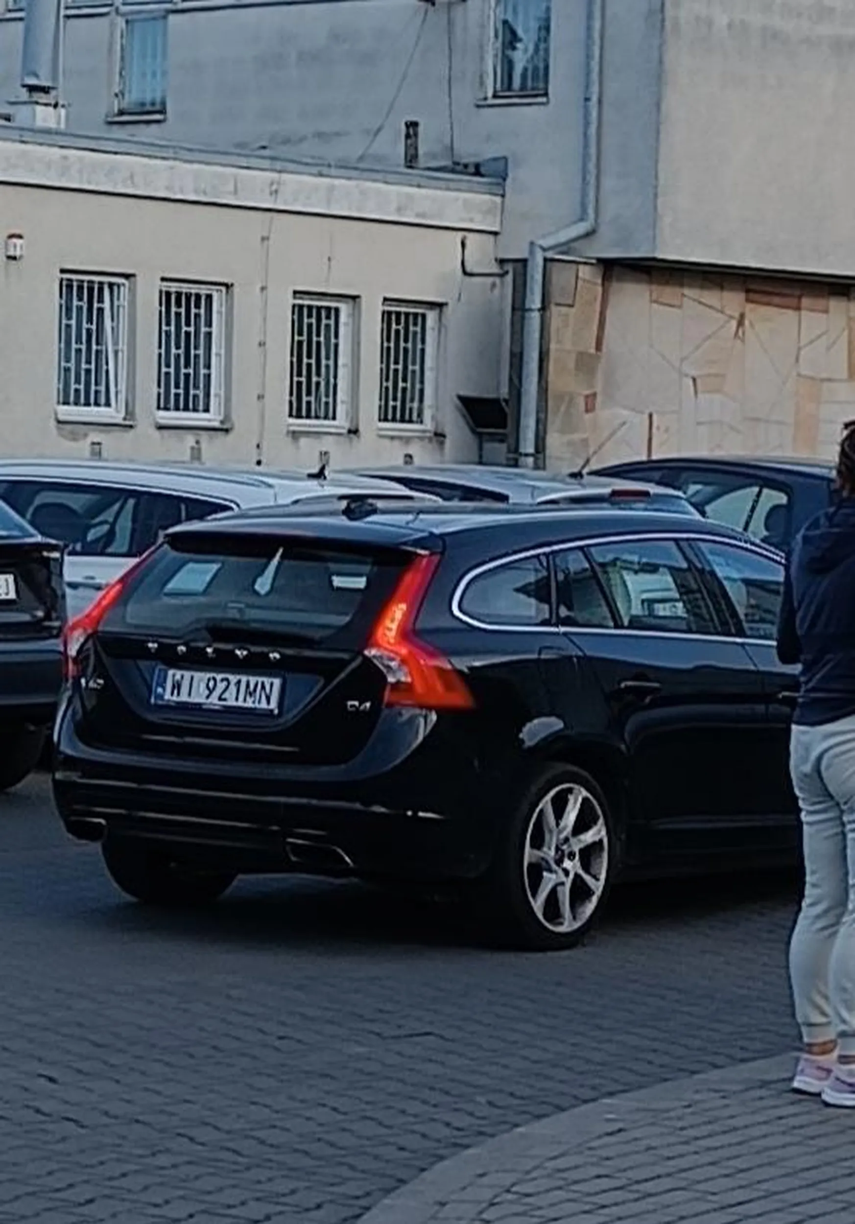 Szanowna Pani nie umie wyjeżdżać bez stłuczki z parkingu a po uderzeniu w inne auto stwierdza ,że ona nic nie poczuła więc nie ma tematu i odjeżdża z miejsca zdarzenia.