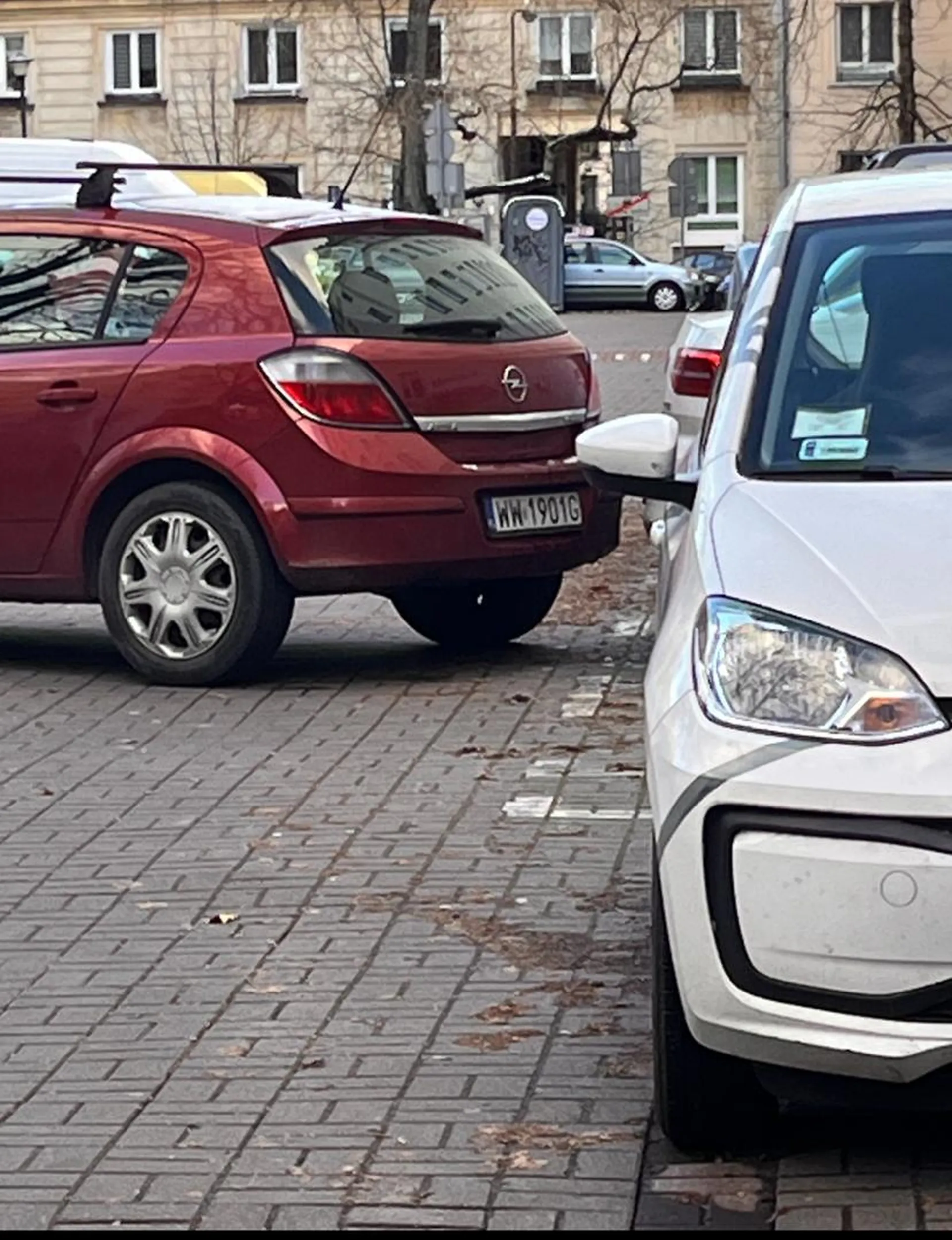 Koledzy chyba się zgadali i oboje tak tragicznie zaparkowali.