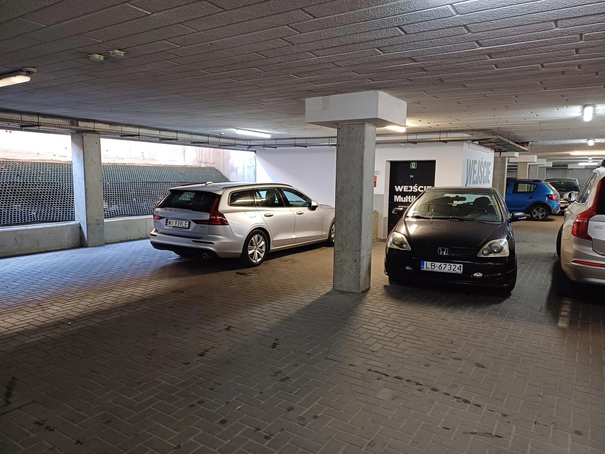 Parkuje ,żeby nikt inny obok nie mógł zaparkować,burak z Warszawy