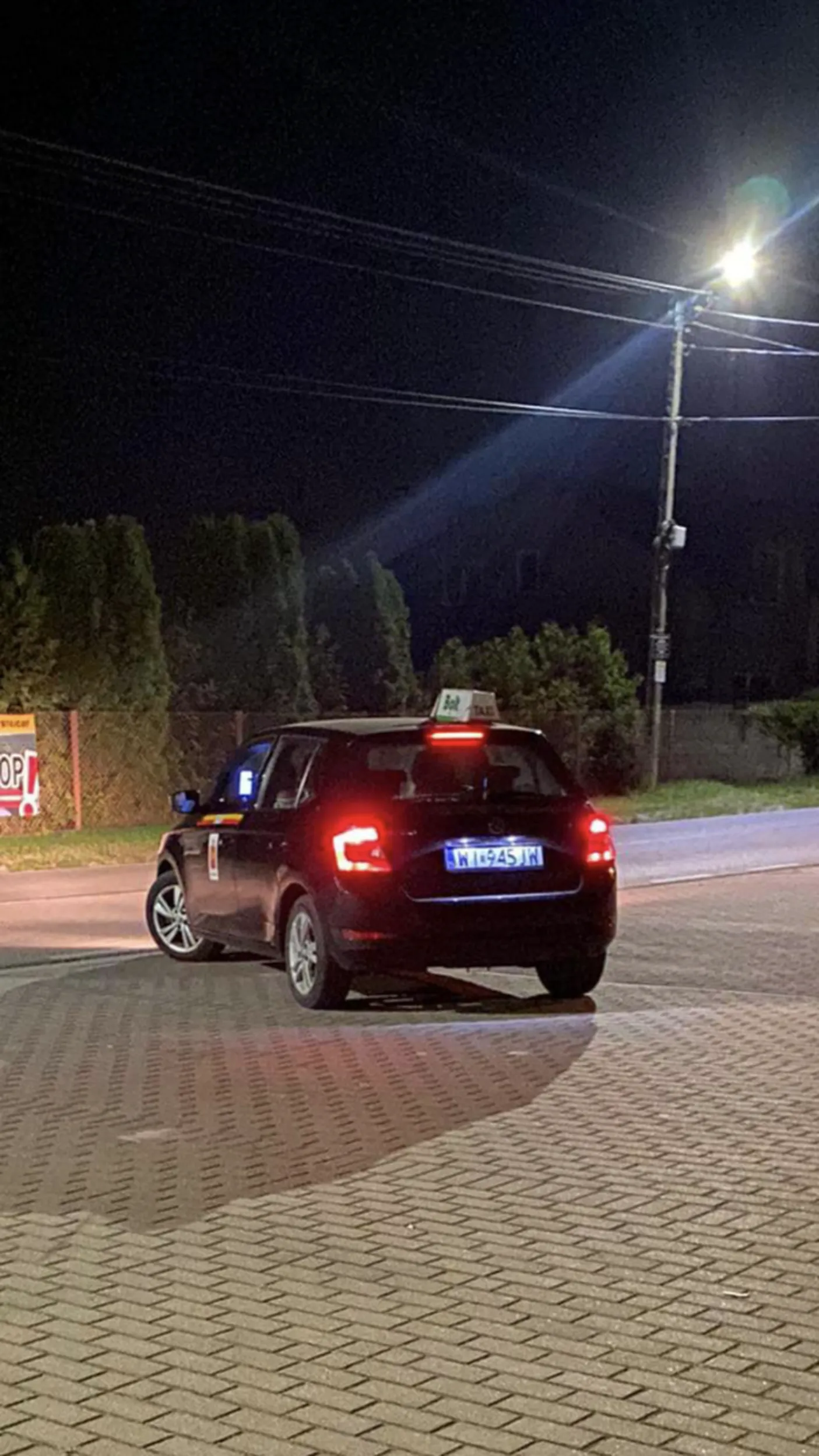 Kierowca ubera wykonuje gwałtowne manewry rozpędzając się do ok 50km/h i hamuje do zera z piskiem opon zawraca na wstecznym na środku skrzyżowania