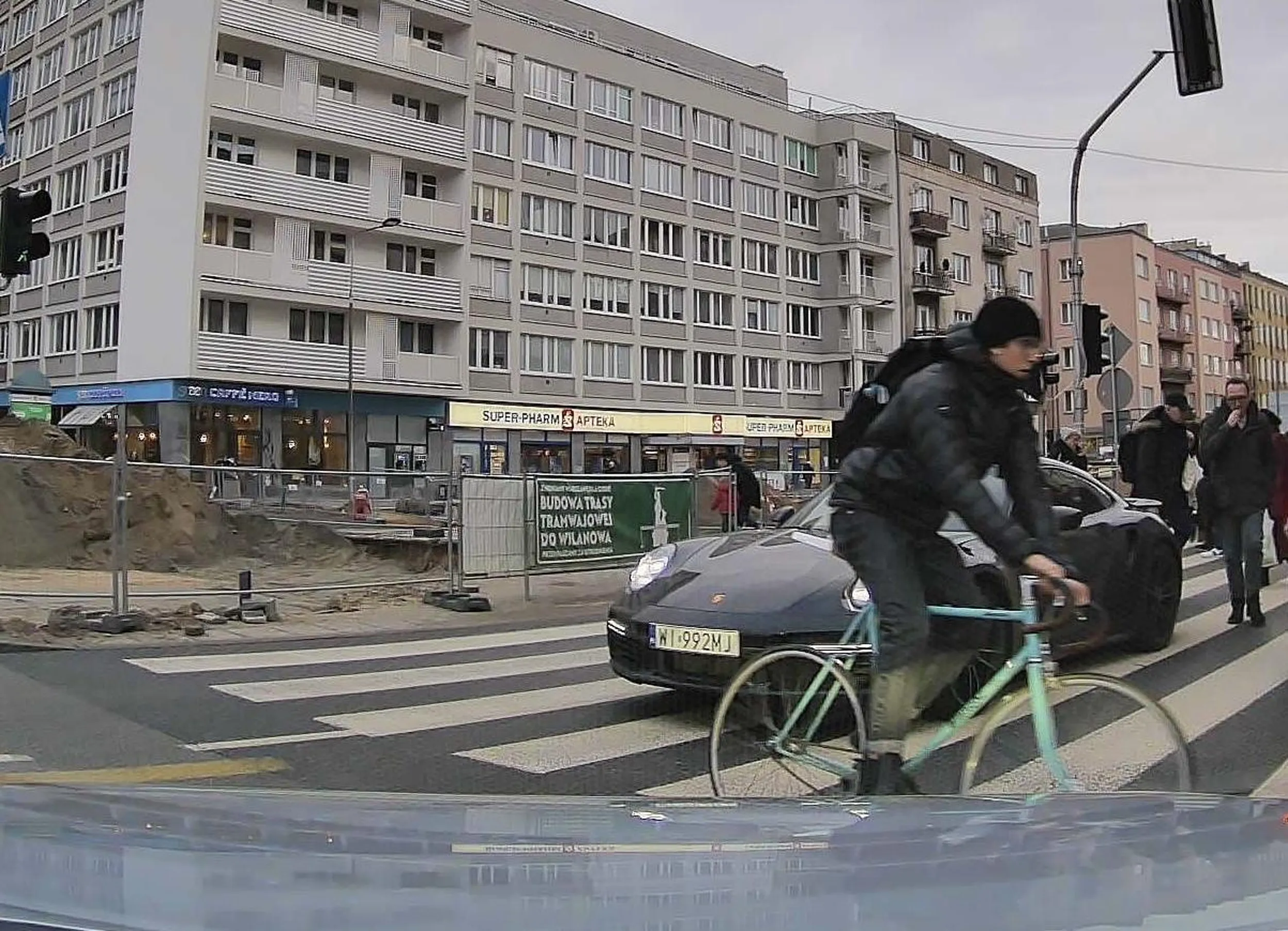 Wjeżdża na środek pasów na czerwonym i ma w poważaniu pieszych. Ruszając o mały włos jednego nie potrącił.