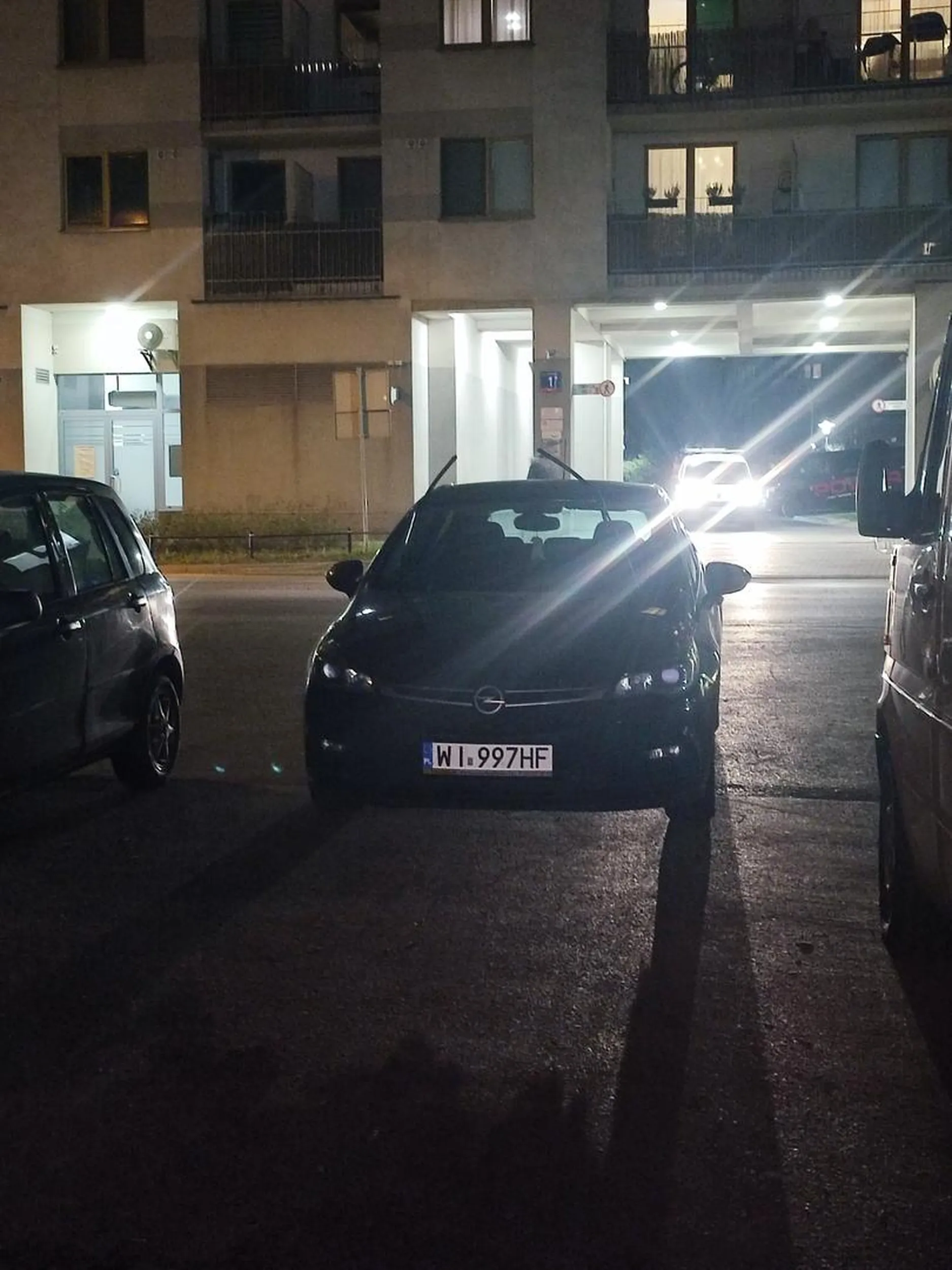 Paniusia parkuje na dzierżawionej drodze dojazdowej i idzie do kosmetyczki. Nie raz była proszona o przestawienie samochodu, zero jakiegokolwiek pomyślunku. Widzę że na drodze tak samo się zachowuje - żenada.