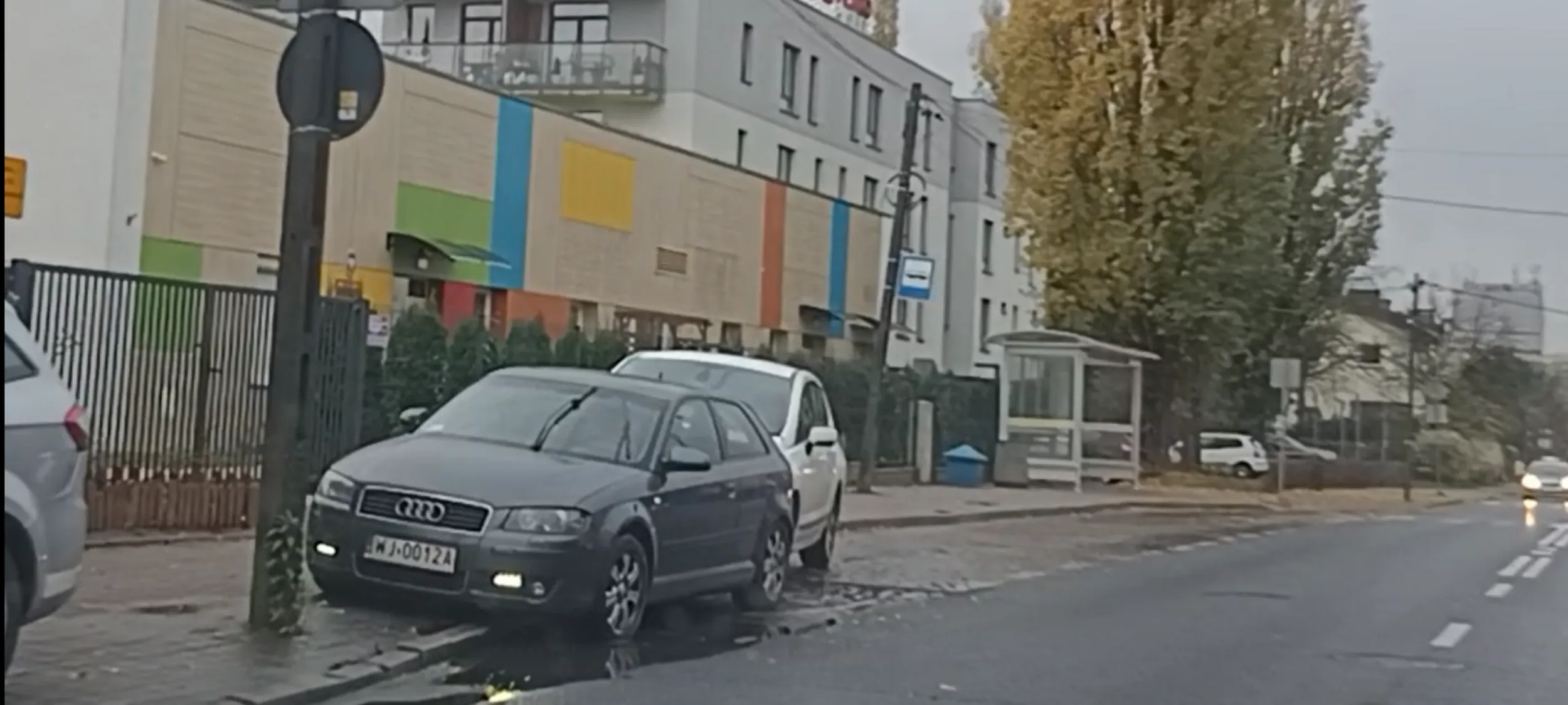 Auto parkuje w zatoce przystanku autobusowego