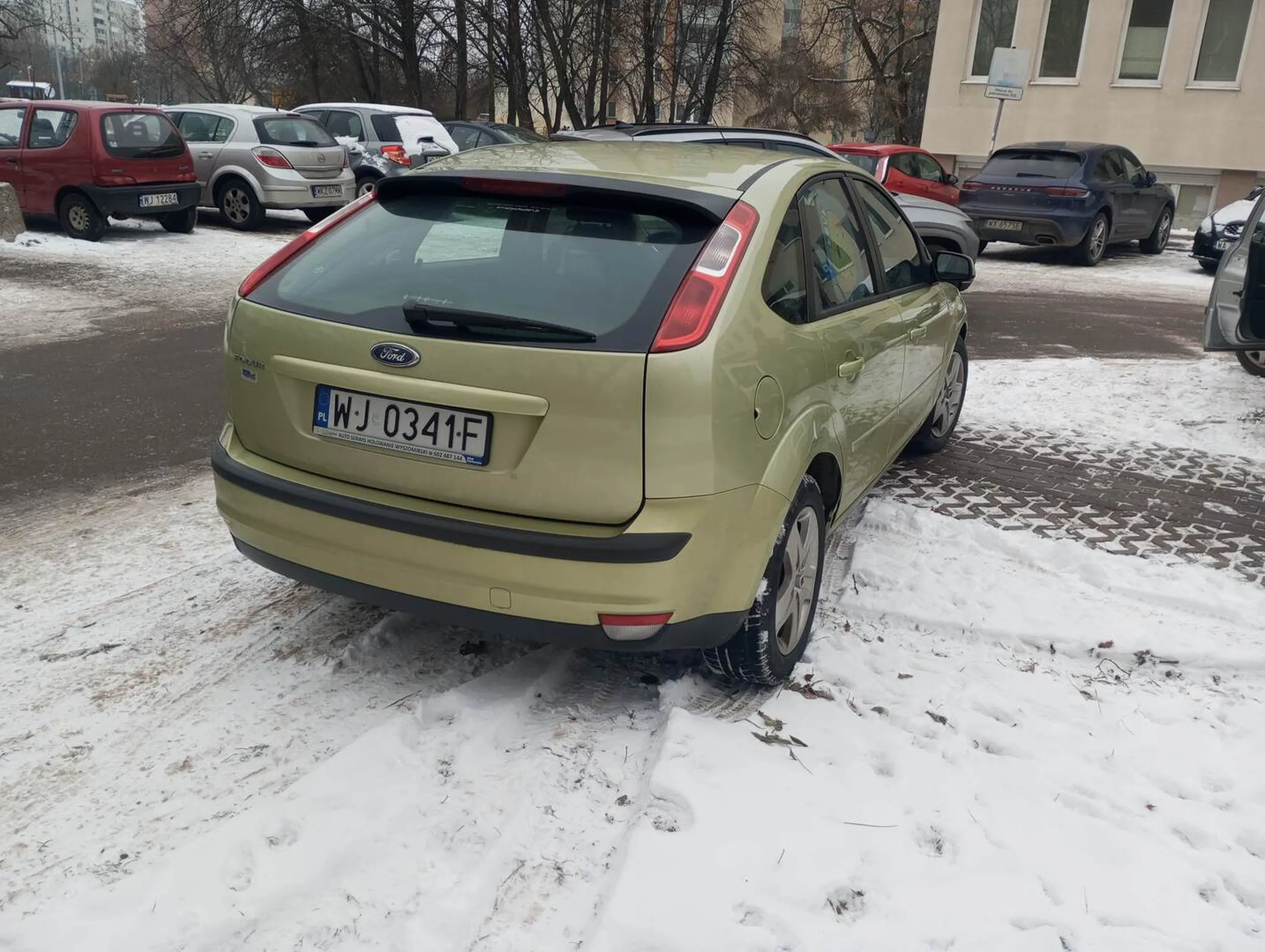 Hrabia Lolo, któremu nie przeszkadza, że ordynarnie zastawia chodnik i przejście dla pieszych. Otoczenie parkingu przy przychodni ul. Rembielińska 8