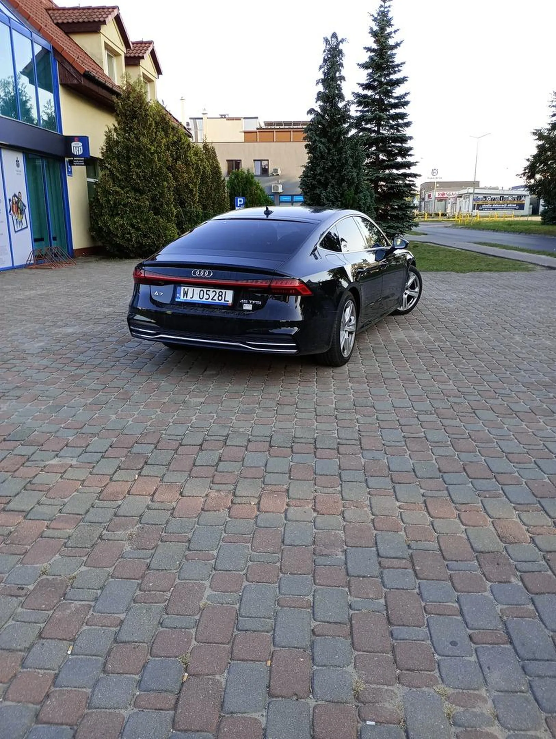 Golub-Dobrzyń parkowanie na chodniku bo do bankomatu strasznie daleko.