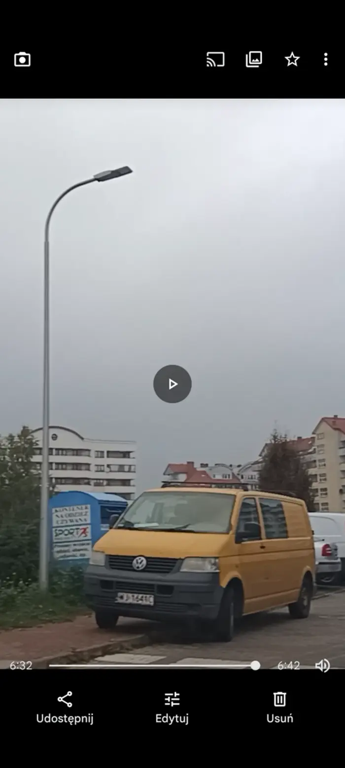 Parkowanie na chodniku bez umożliwienia przejścia pieszym 1.5m  oraz parkowanie 2m od przejścia dla pieszych. Kierowcę należy pozbawić prawa jazdy.