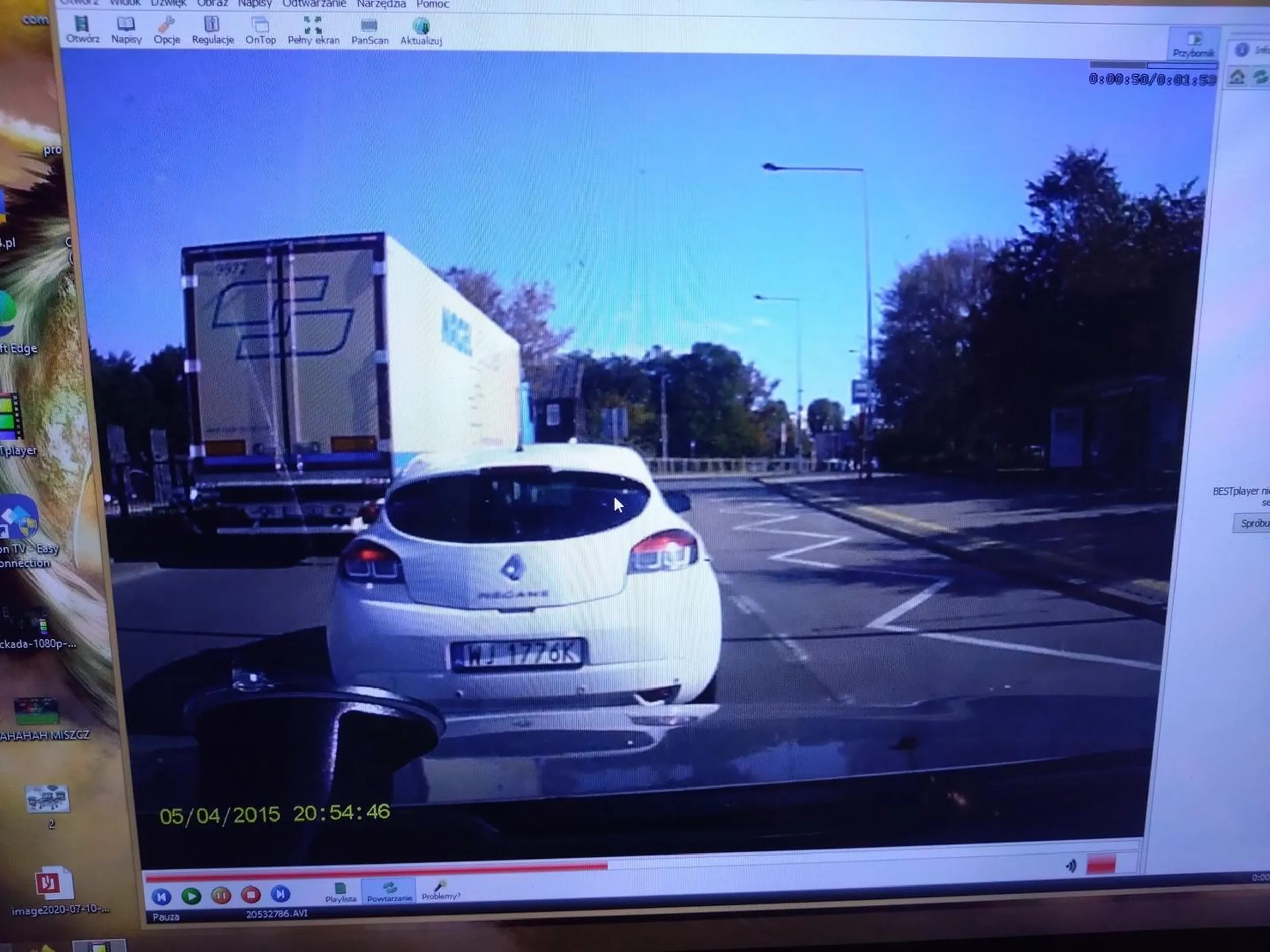 Tępy Ch.j nie umie jeździć na rondzie. Zajeżdża drogę a jak się go obtrombiło to hamował przed maską. Na zaproszenie do wyjścia i porozmawiania po męsku, uciekł jak ostatnia wagina którą niezaprzeczalnie jest.