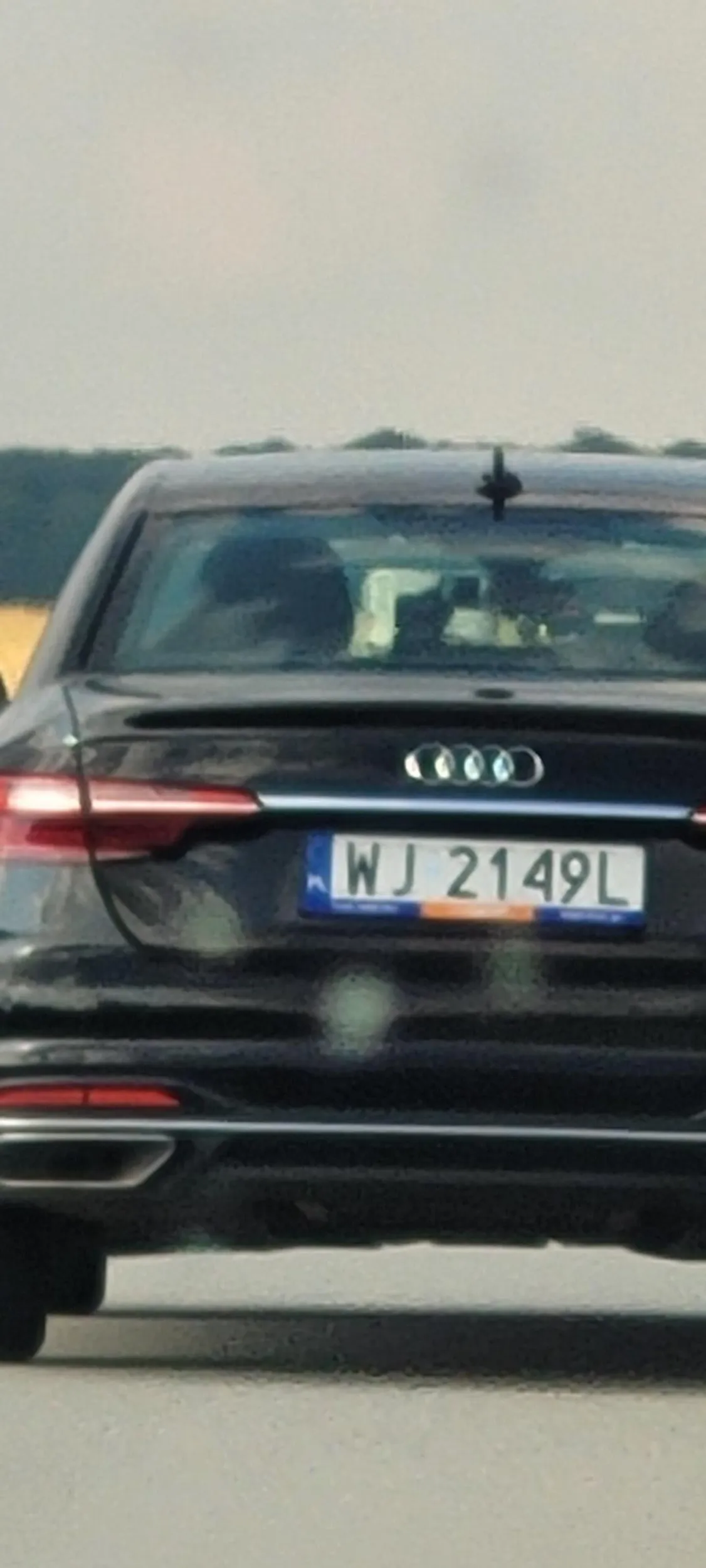 Nie ładnie tak używać telefonu na uchwycie i przewijać co chwilę podczas wyprzedzania