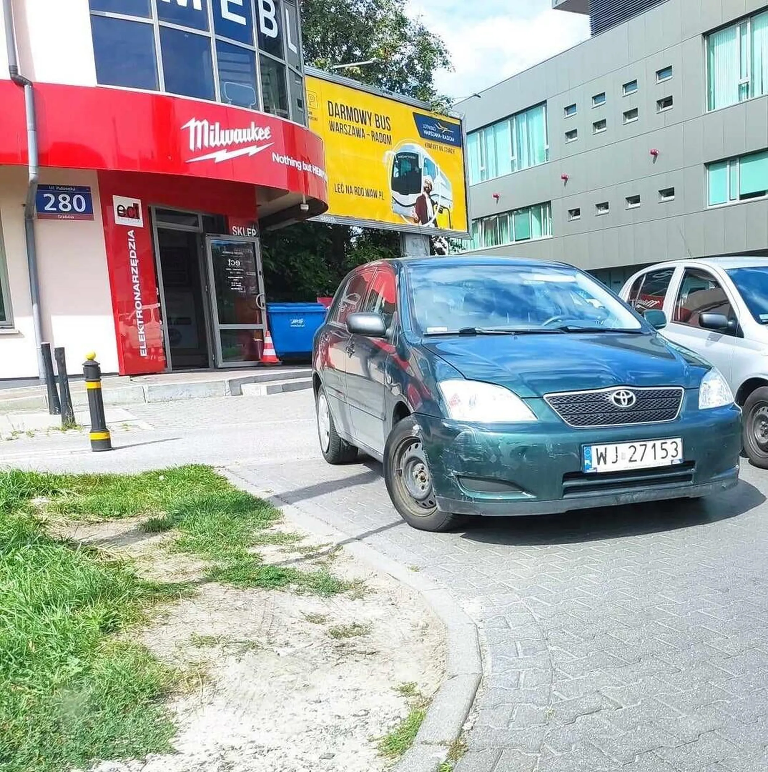 zrobil se parking w przejezdzie pod medicoverem