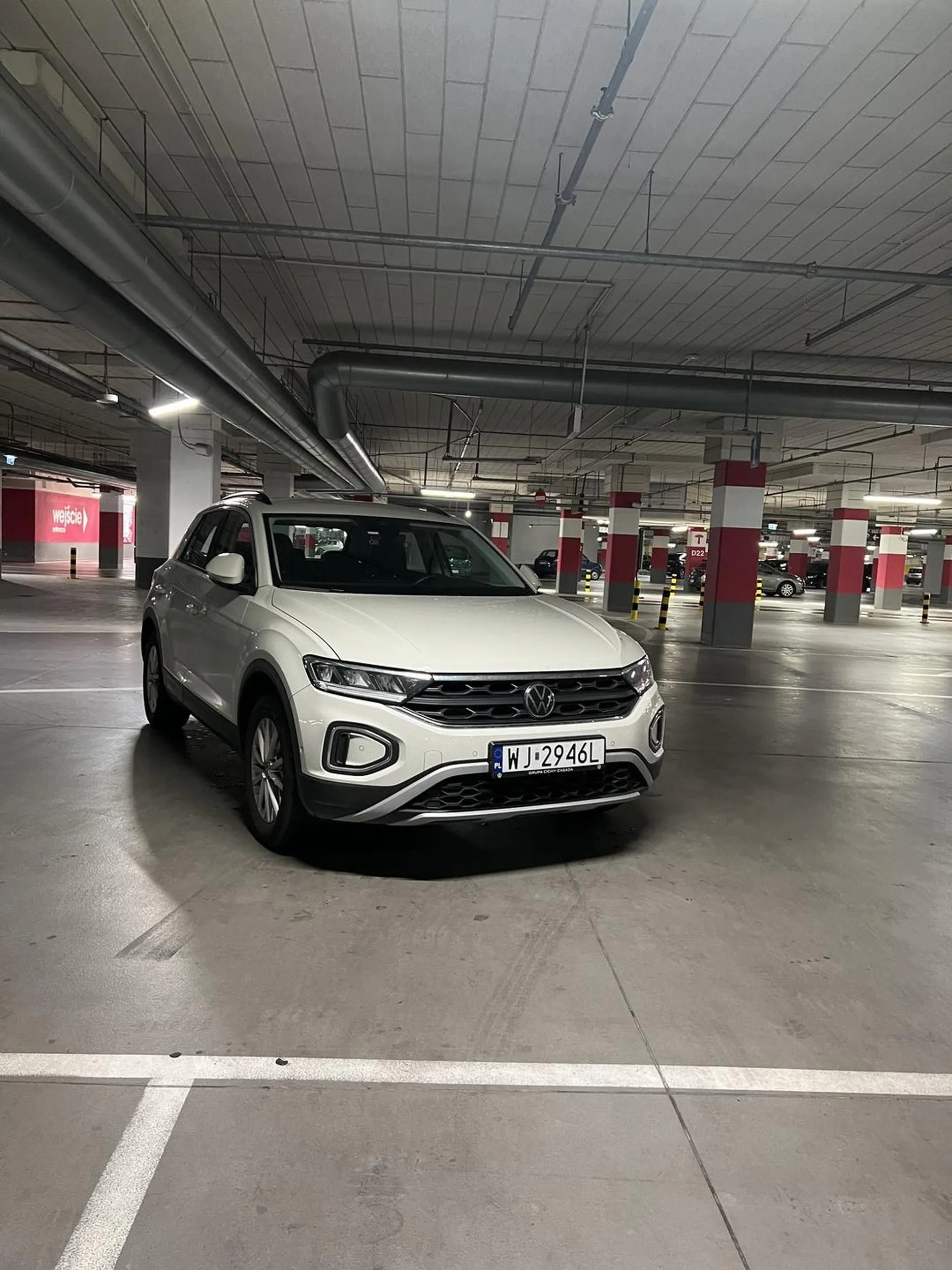 Polecam nauczyć się parkować, parking pusty mimo to trzeba zastawić wyjazd innym!!!